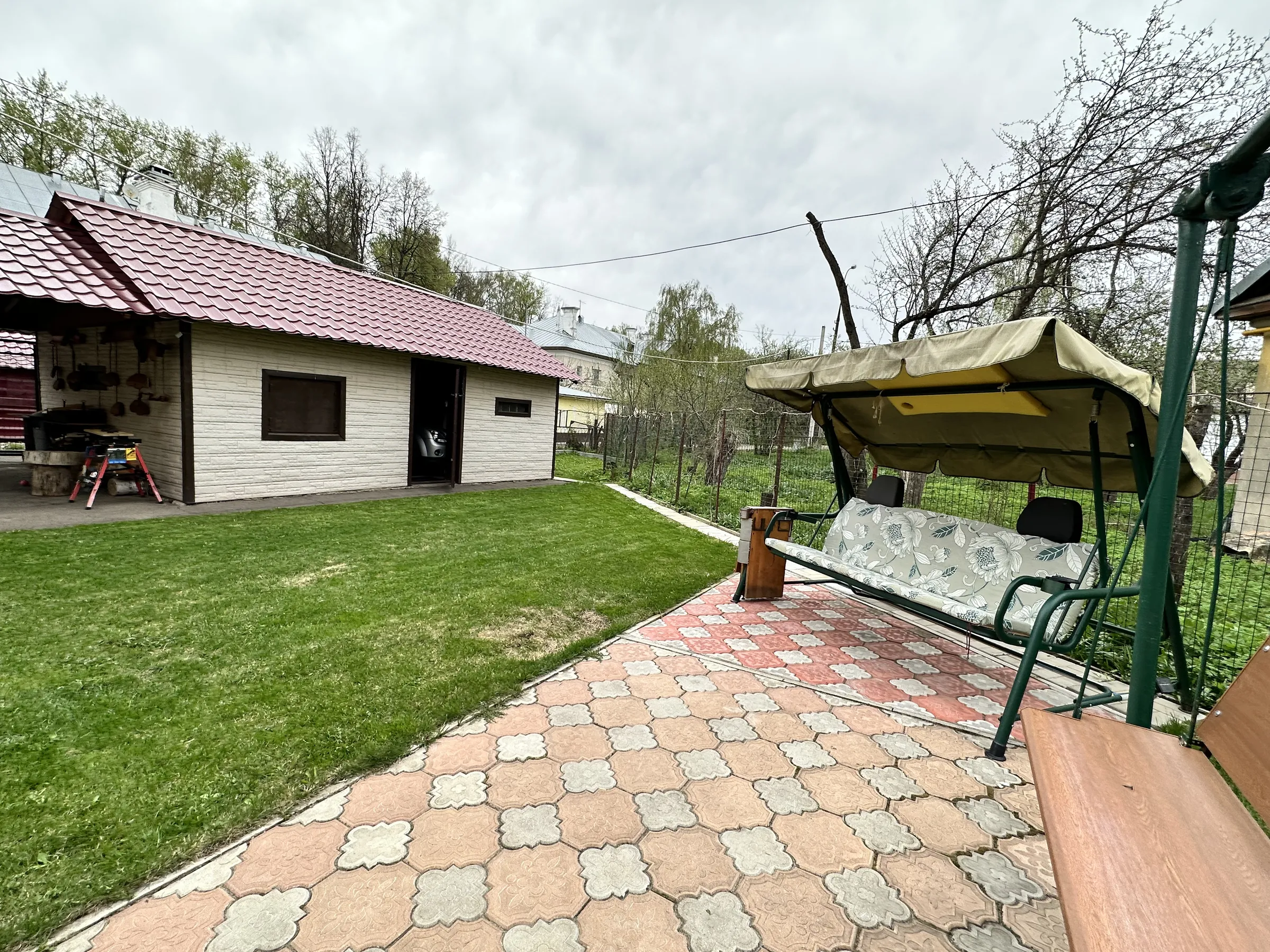 Дачный домик с лужайкой, фото 1