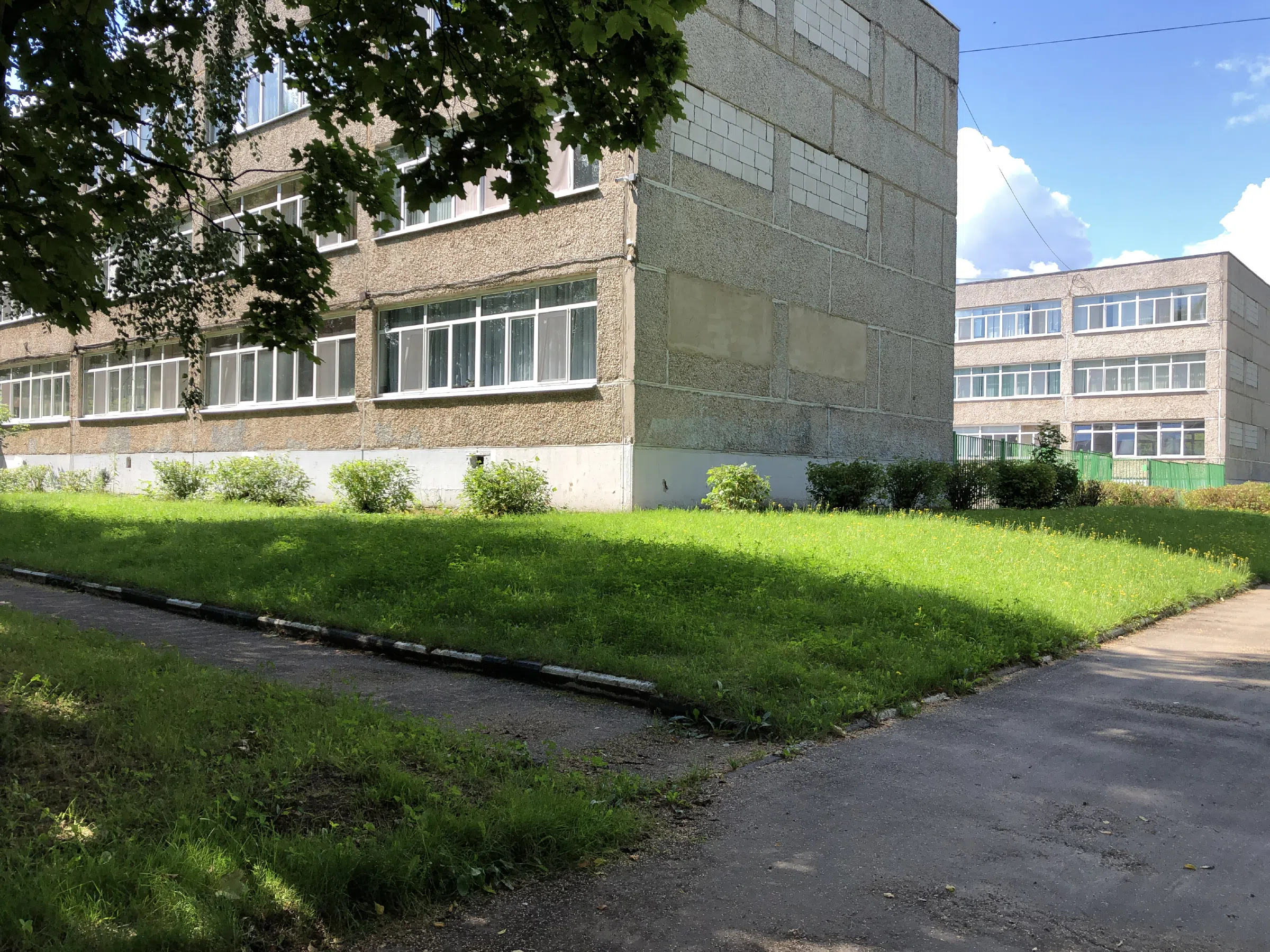Старая школа с футбольным полем, фото 3