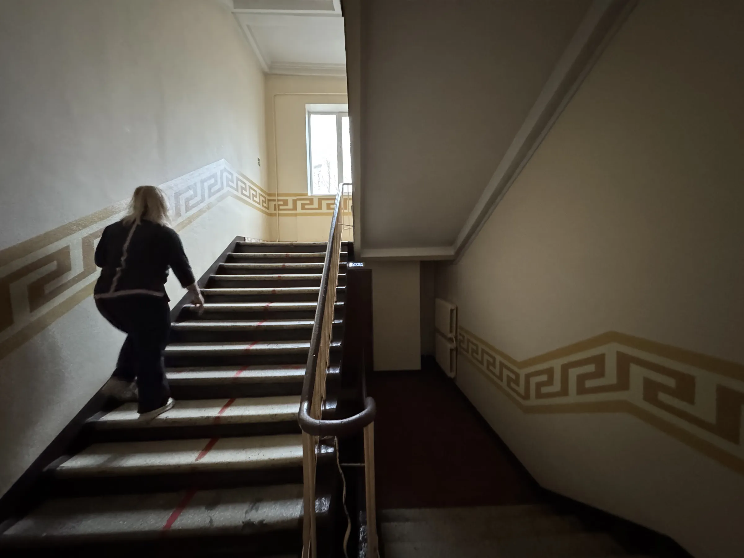 Классическая школа с оградой, фото 19