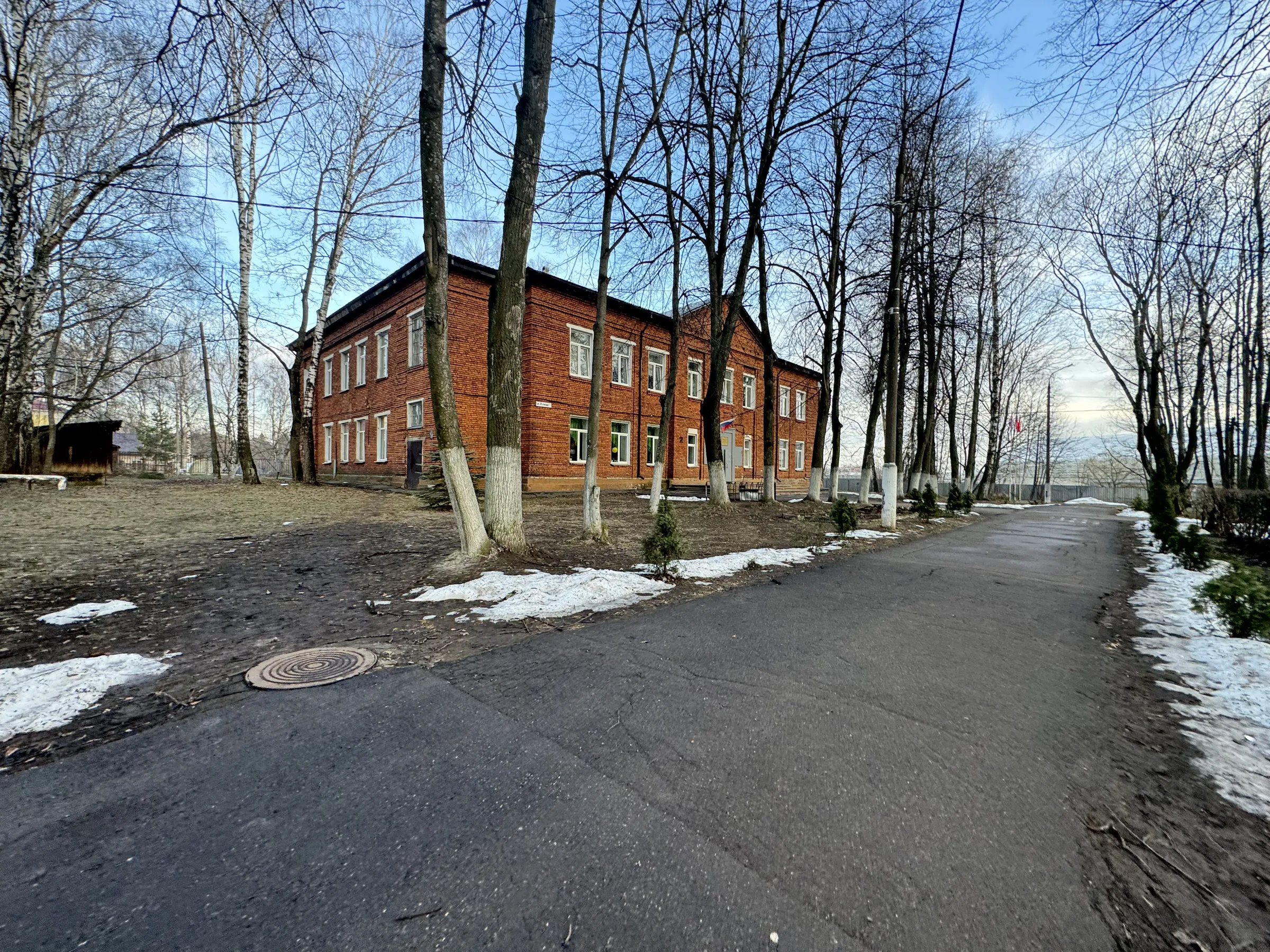 Желтая школа с эркером, фото 16