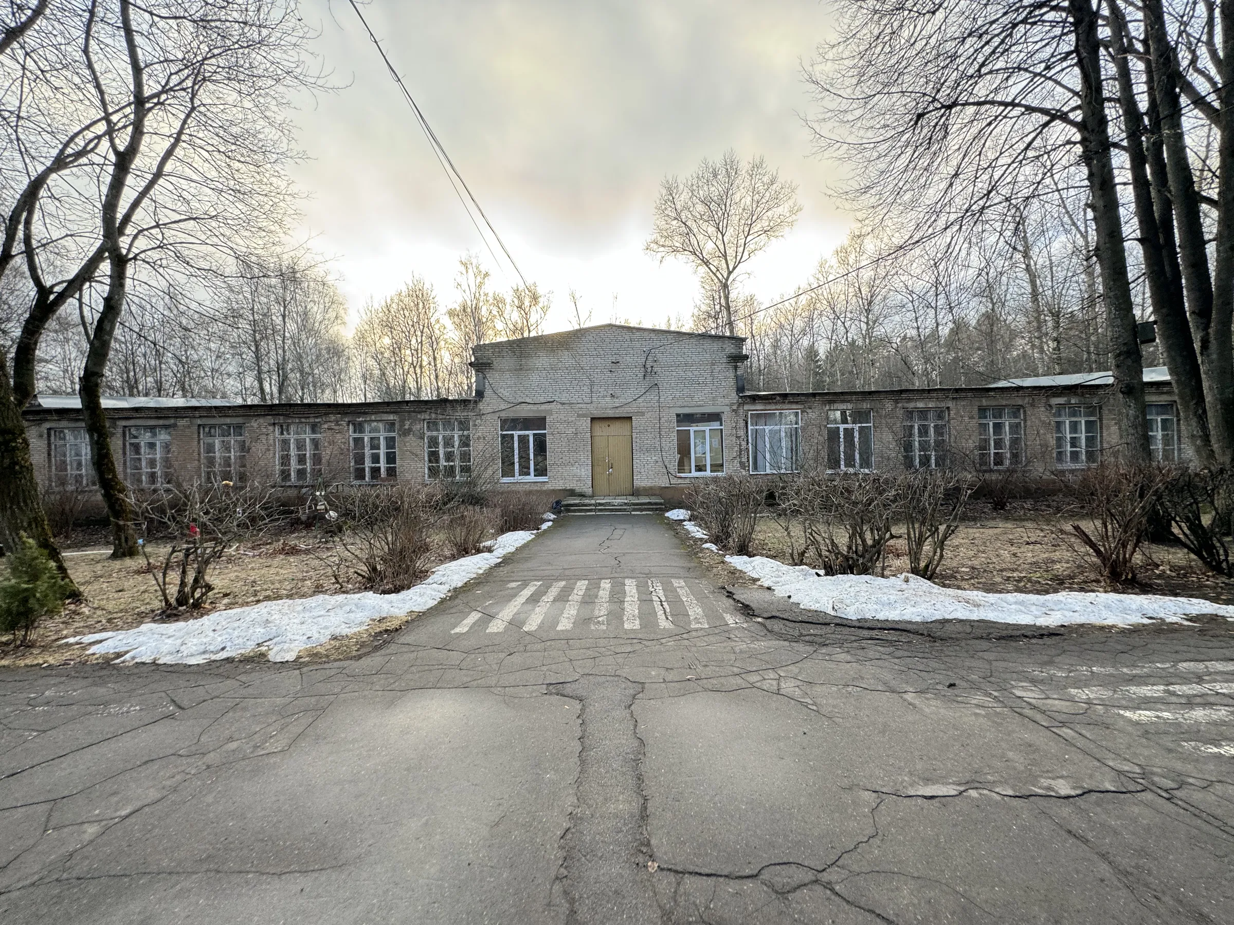 Желтая школа с эркером, фото 18