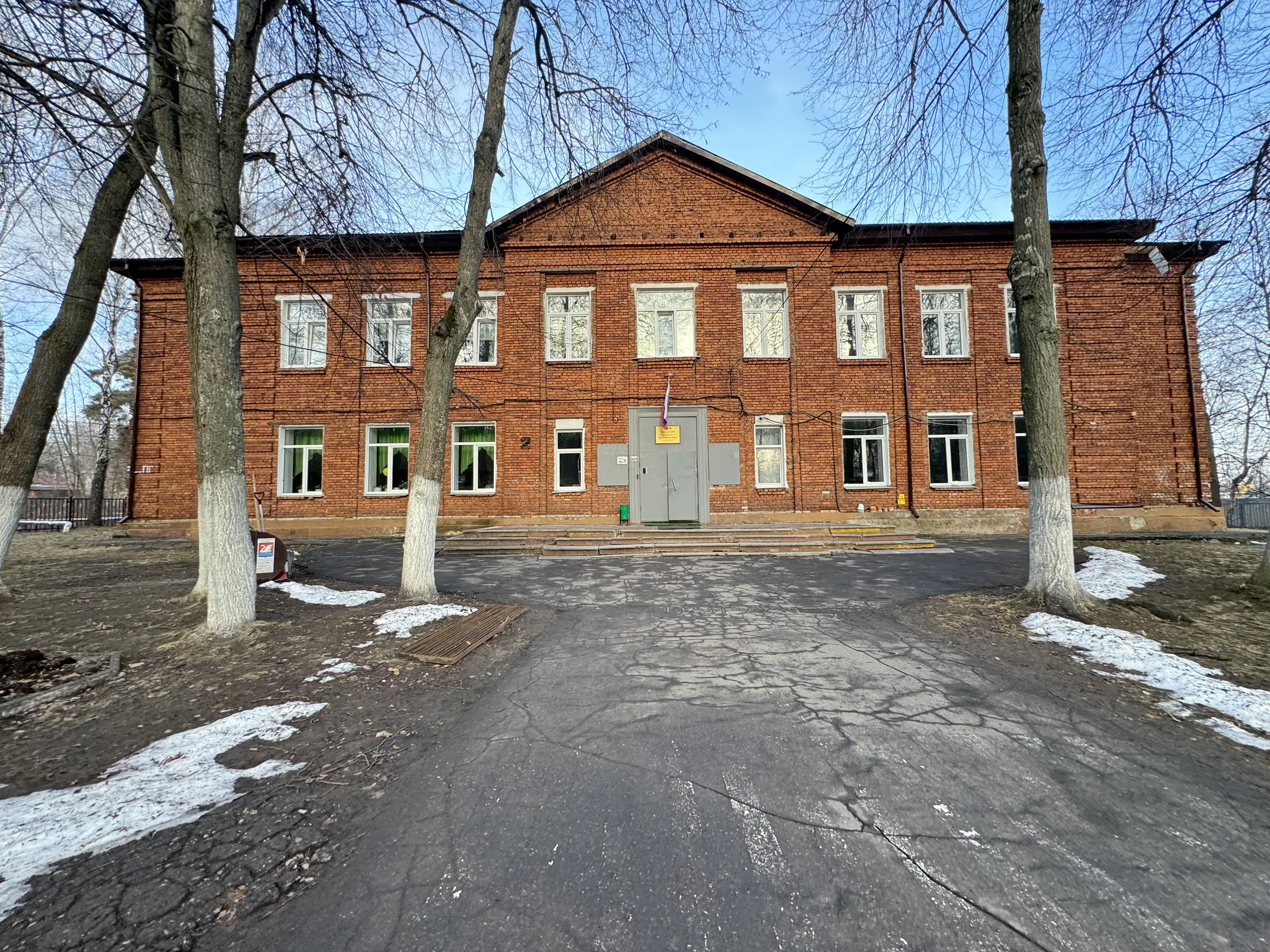 Желтая школа с эркером, фото 17
