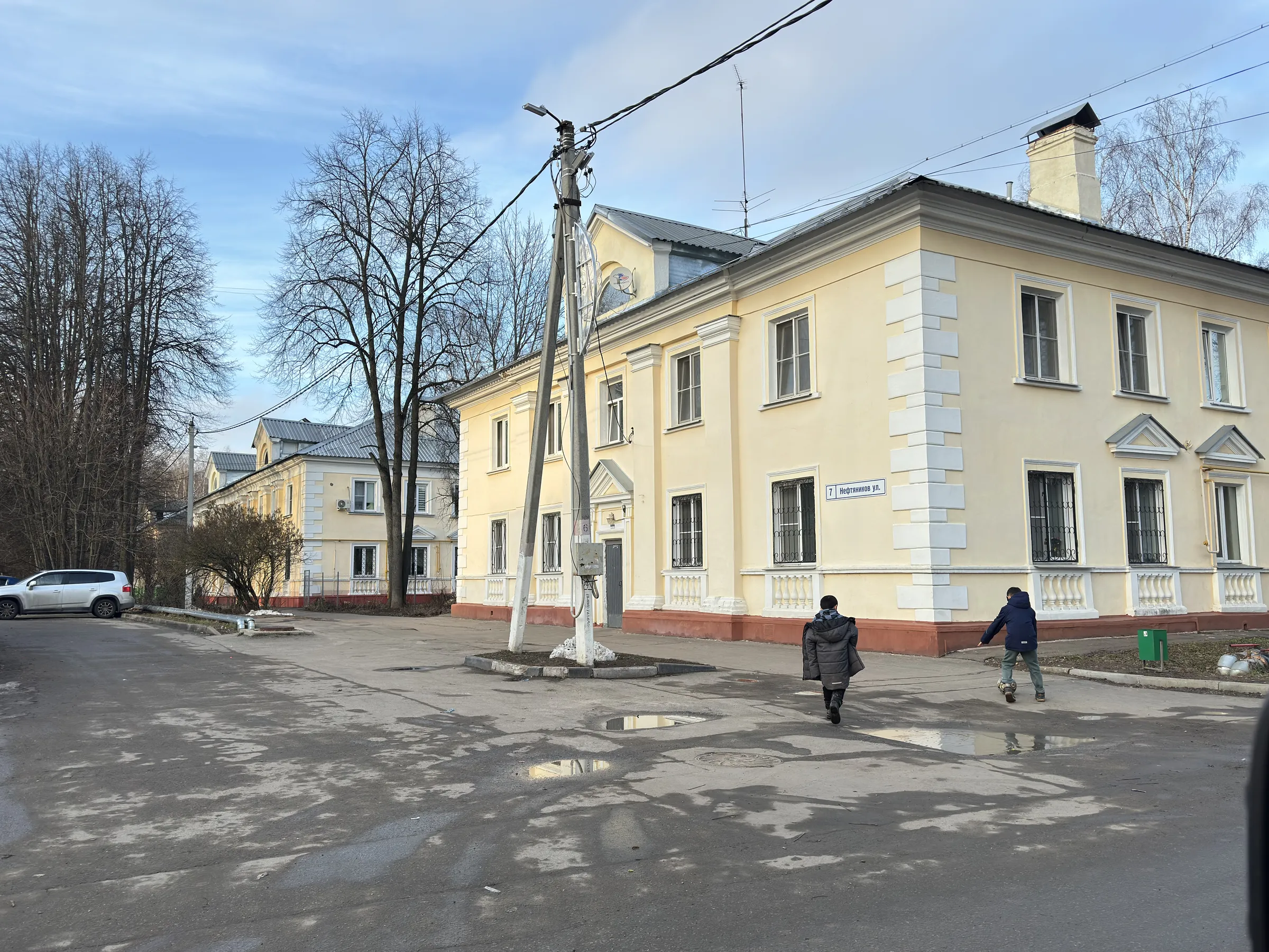 Желтая школа с эркером, фото 8