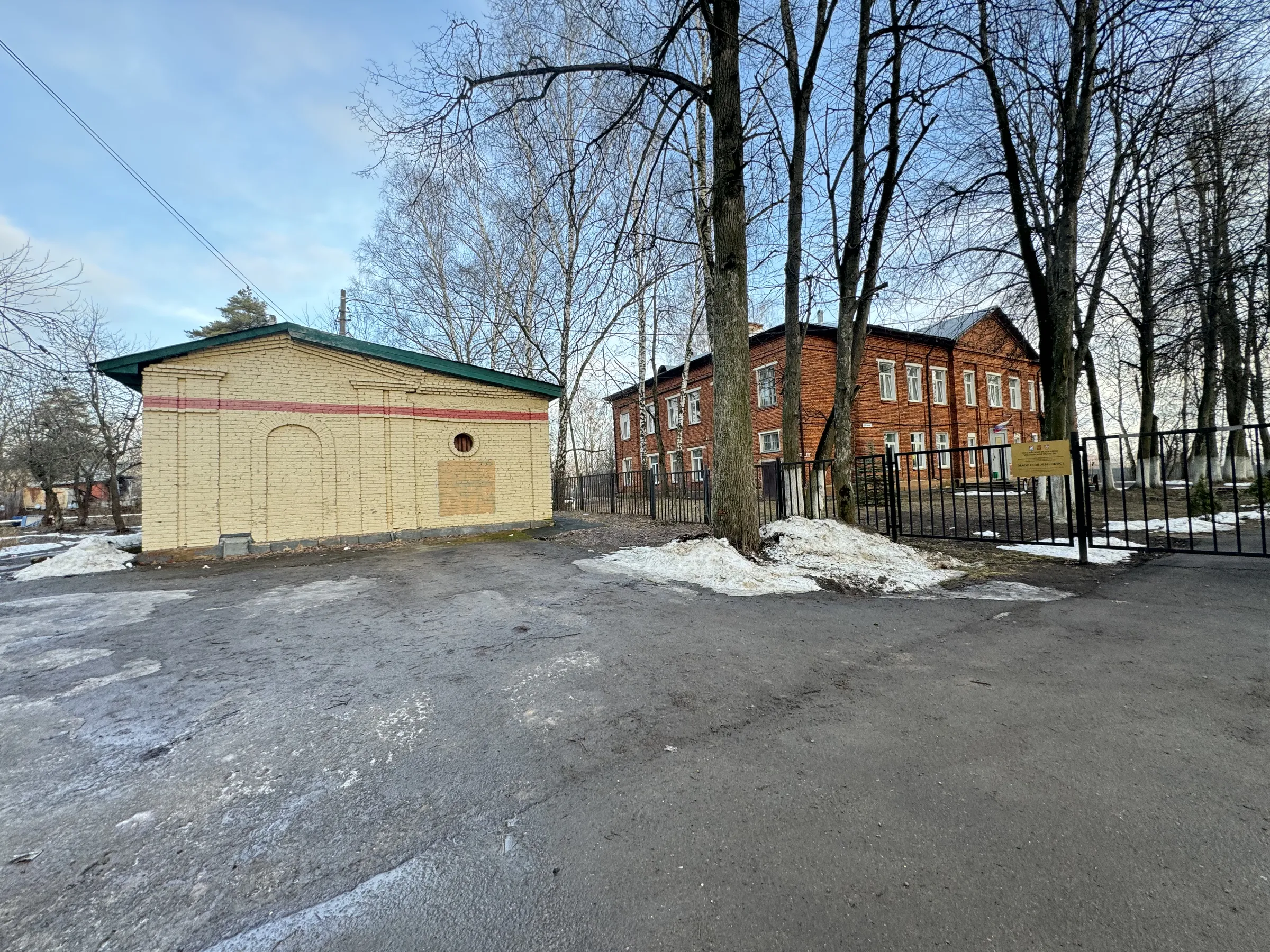 Желтая школа с эркером, фото 13