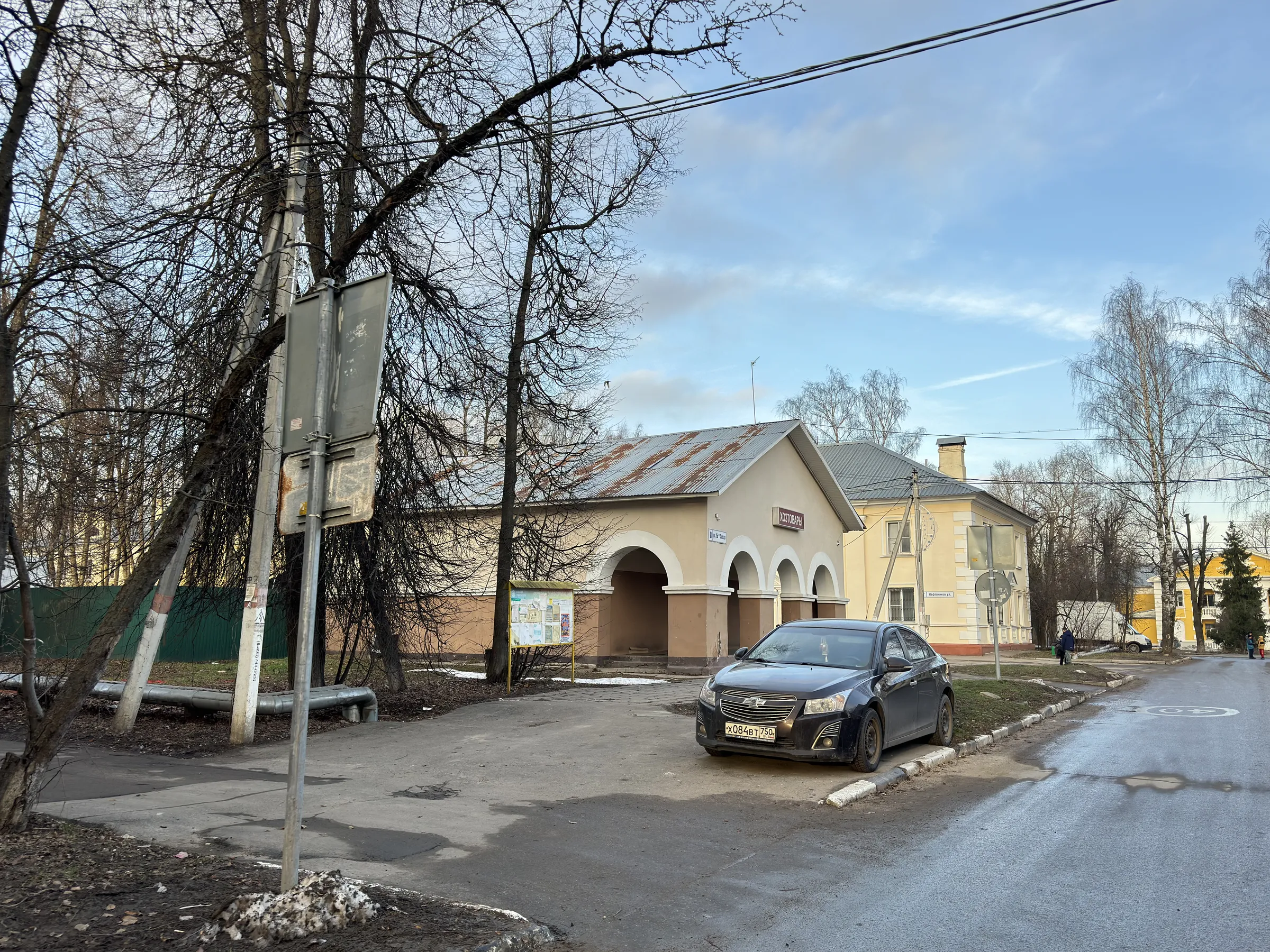 Желтая школа с эркером, фото 5