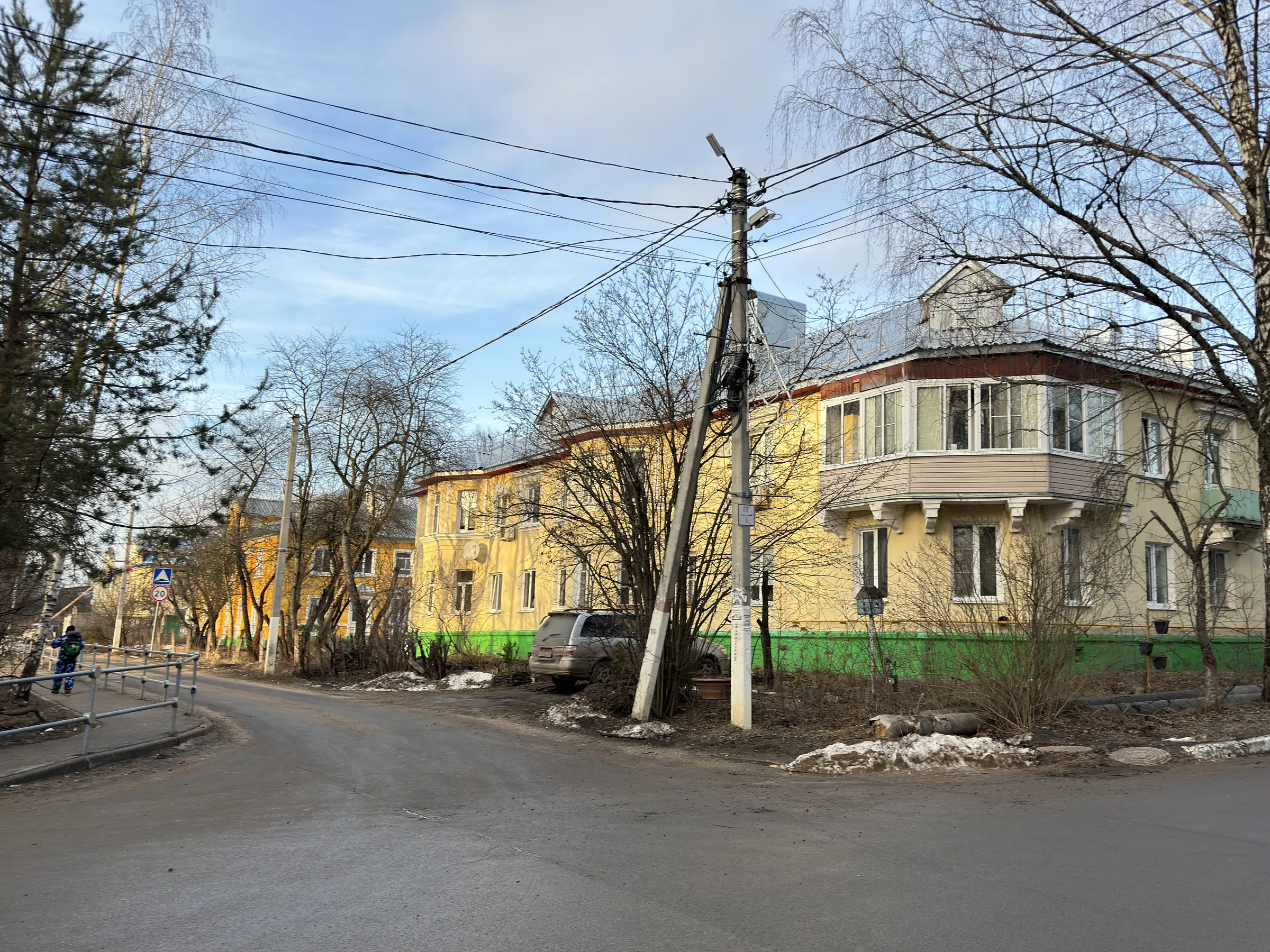Желтая школа с эркером, фото 1