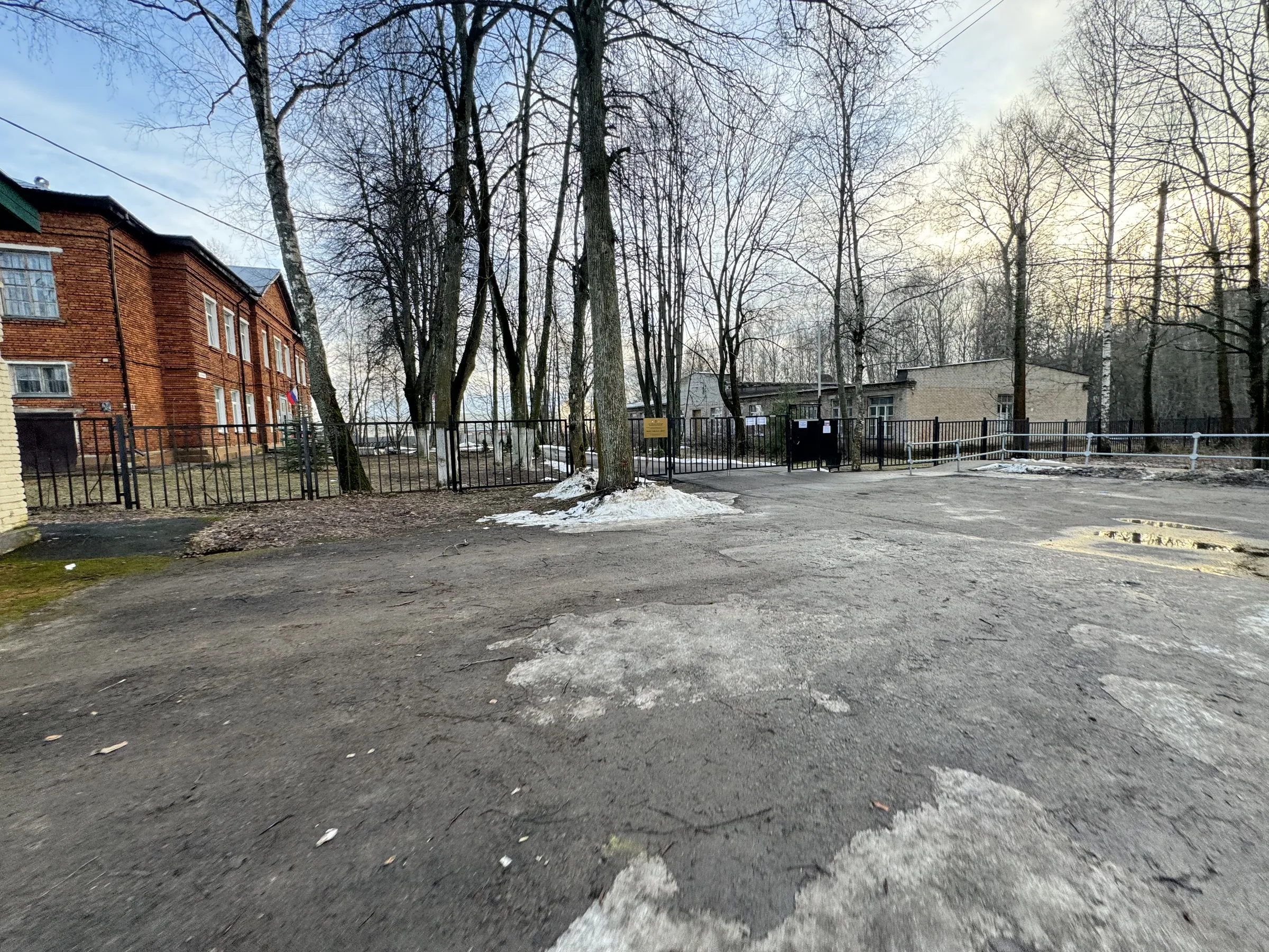Желтая школа с эркером, фото 12