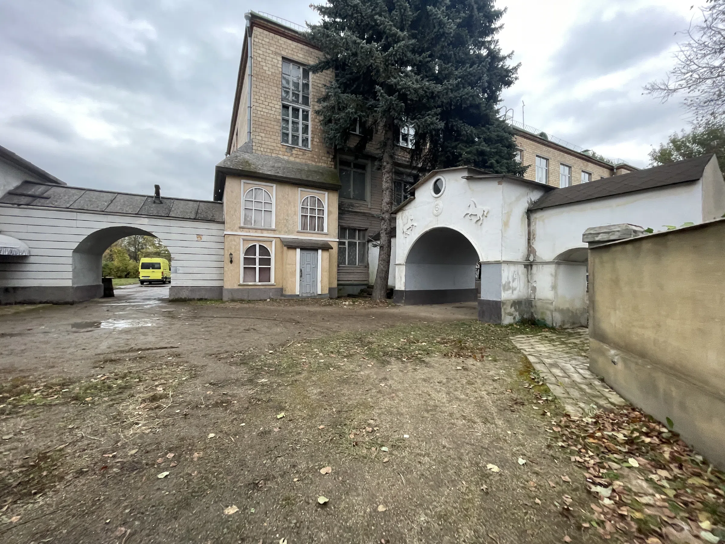 Городок-декорация у церкви, фото 11