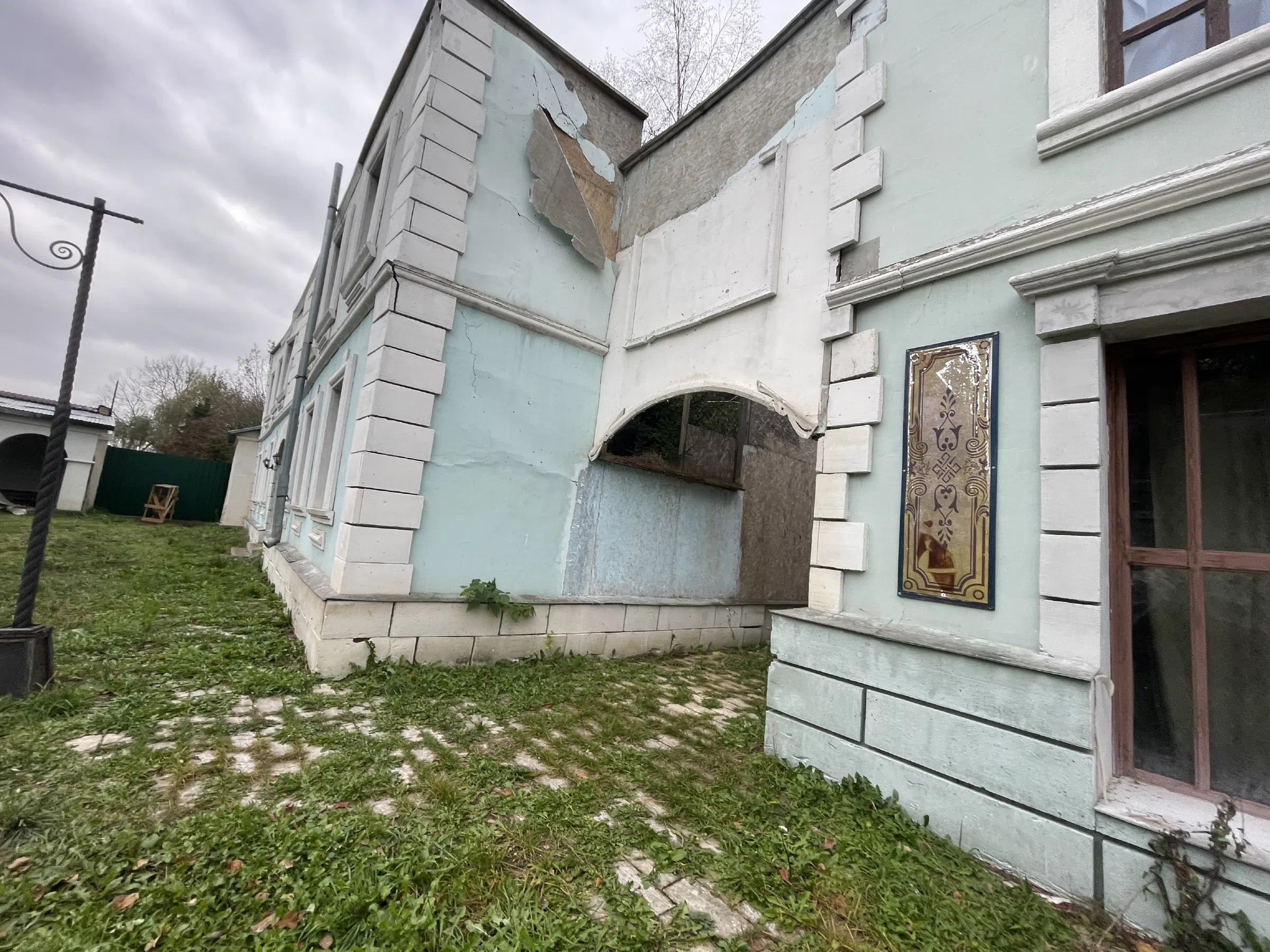 Городок-декорация у церкви, фото 3
