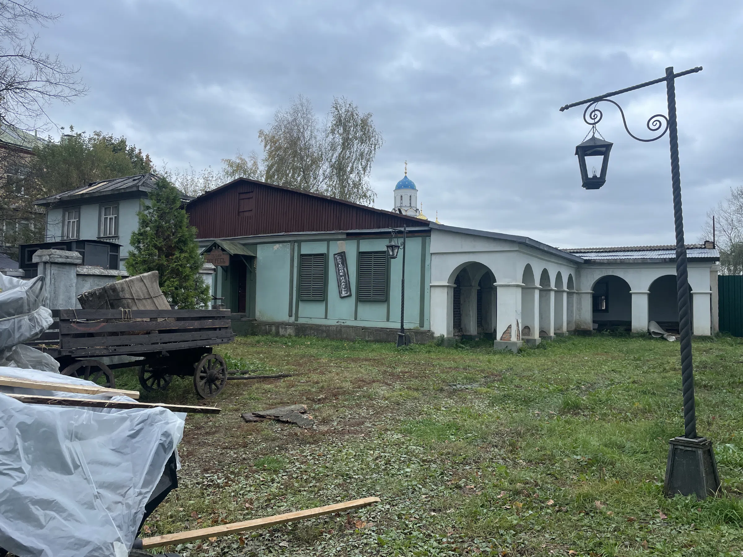 Городок-декорация у церкви, фото 1