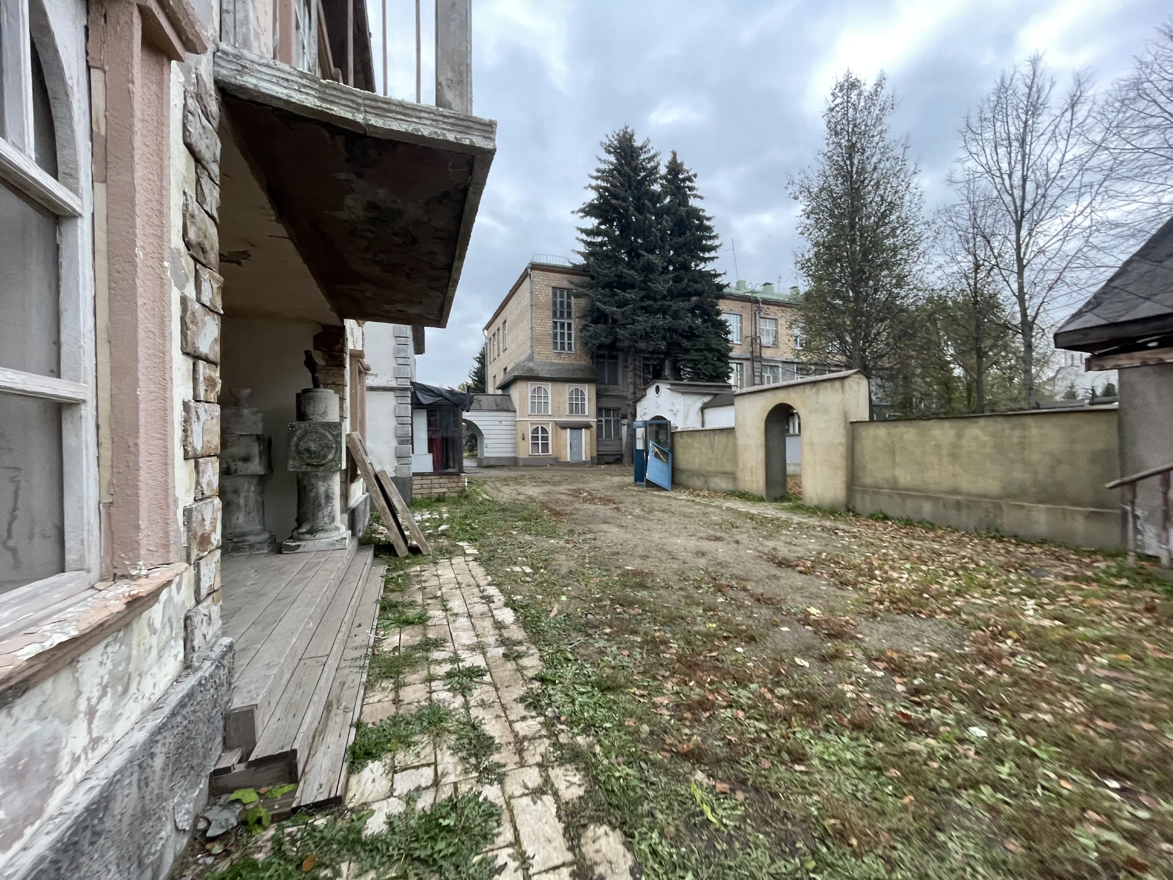 Городок-декорация у церкви, фото 9