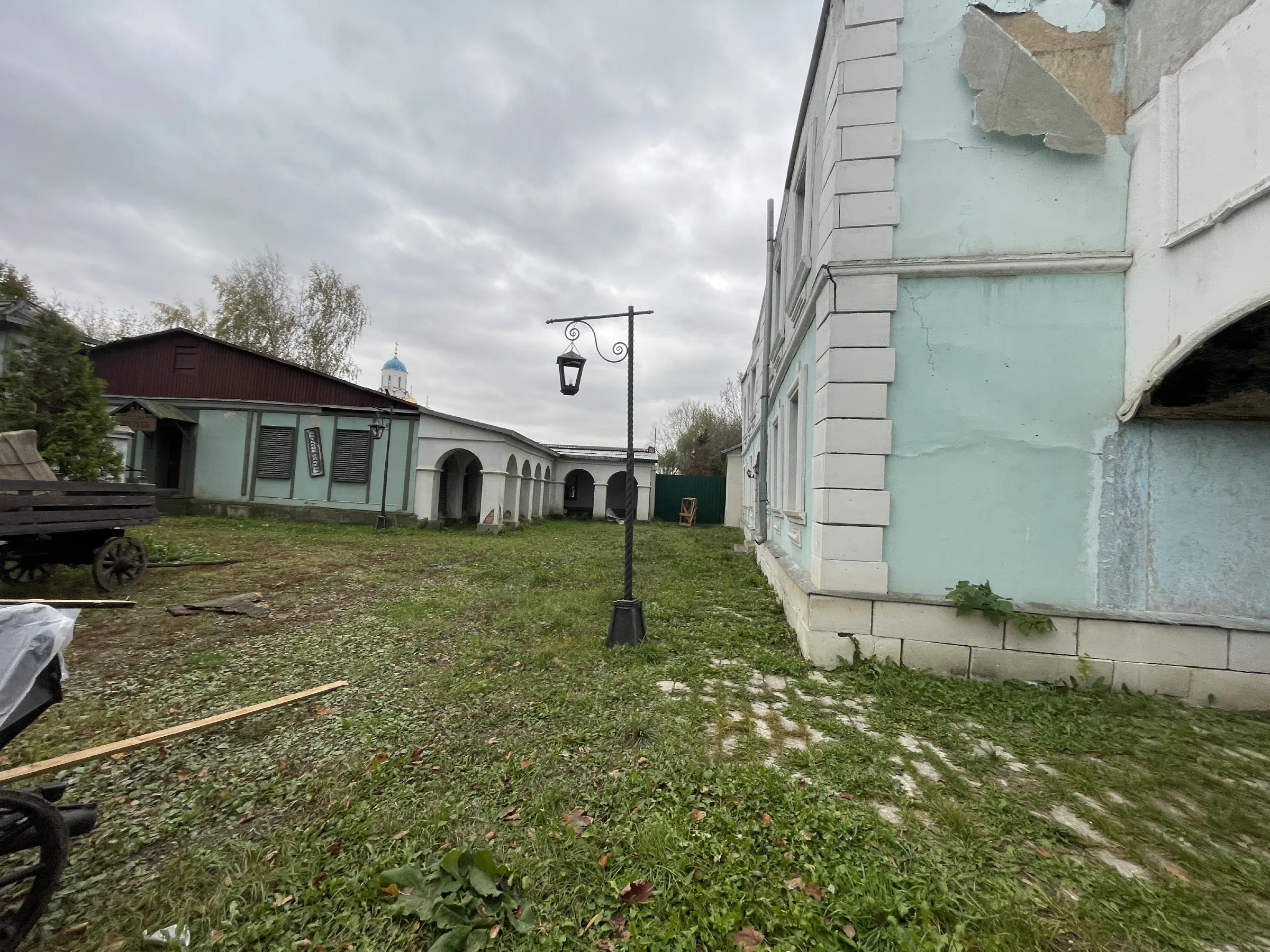 Городок-декорация у церкви, фото 2