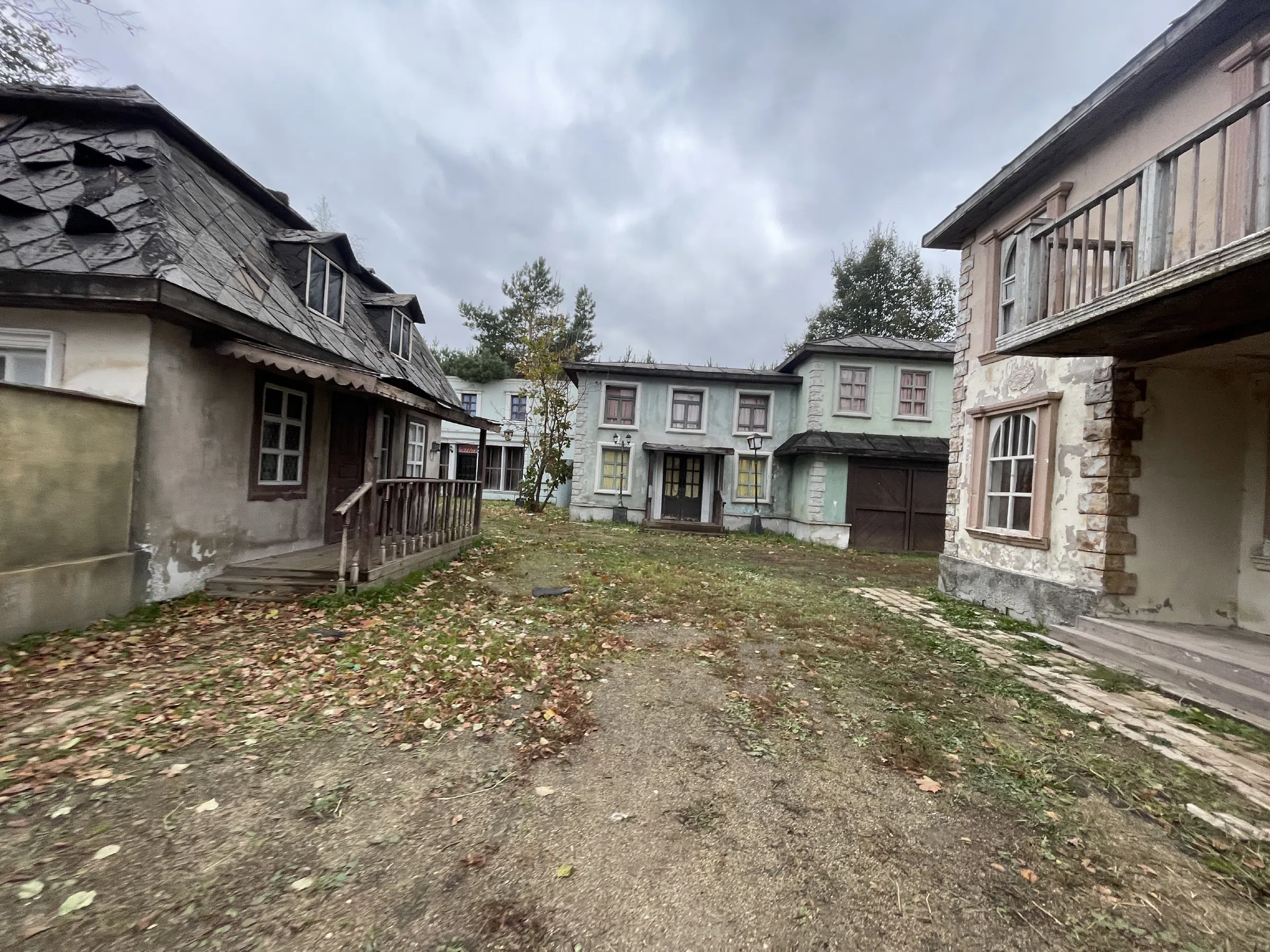 Городок-декорация у церкви, фото 10