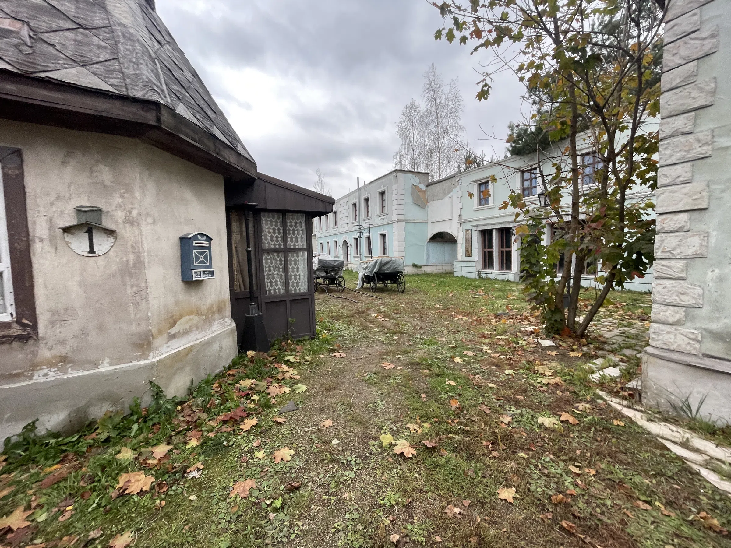 Городок-декорация у церкви, фото 6