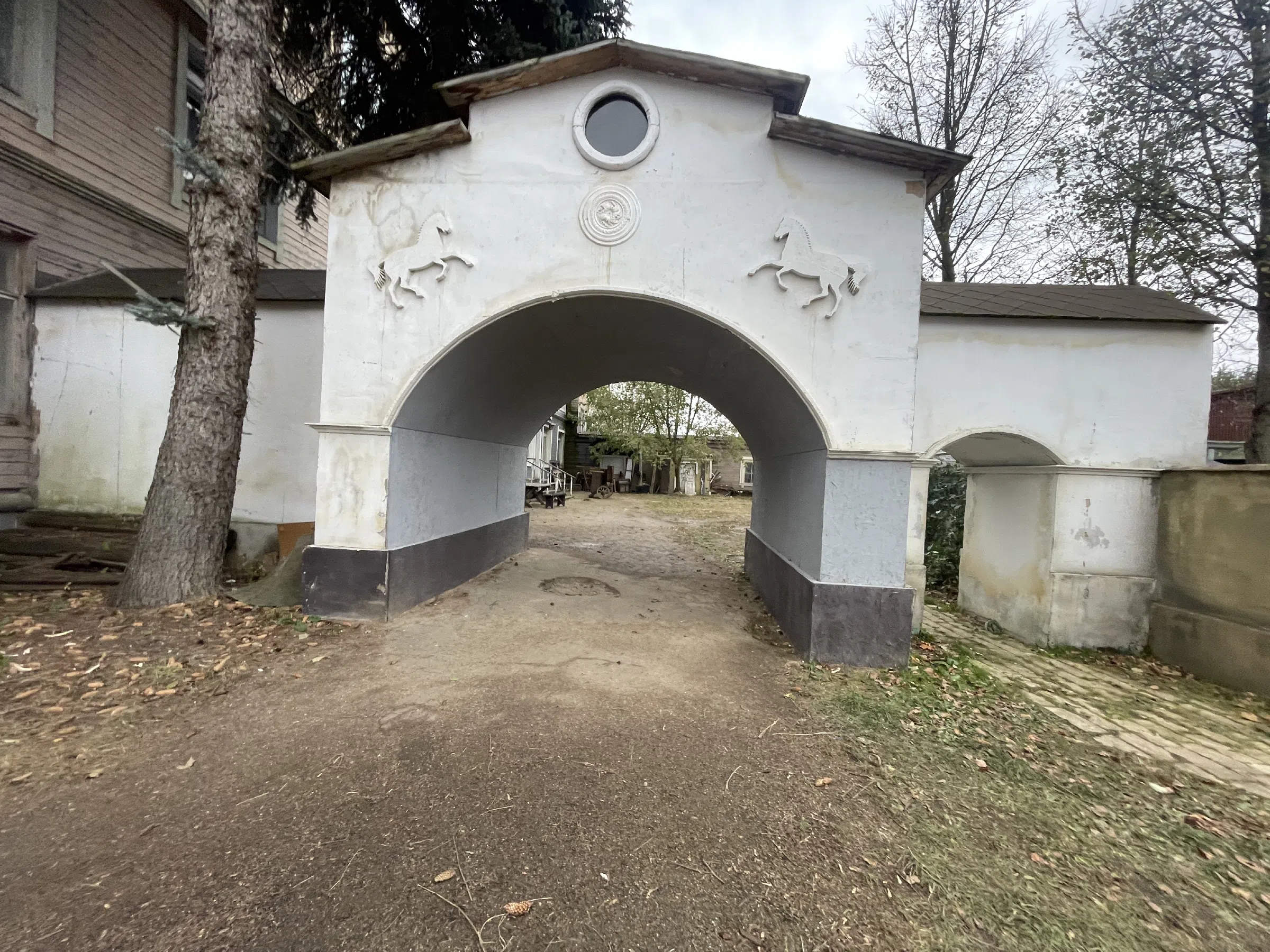 Городок-декорация у церкви, фото 12