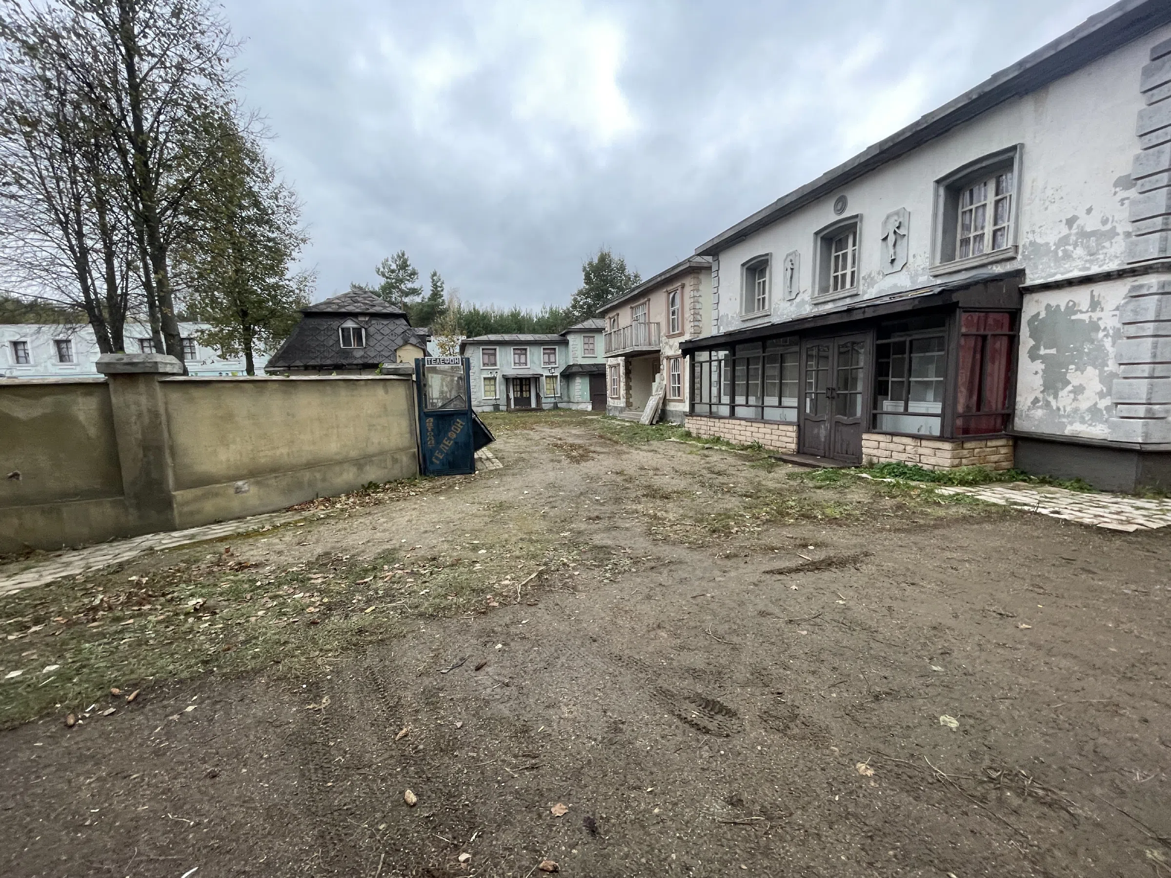 Городок-декорация у церкви, фото 13