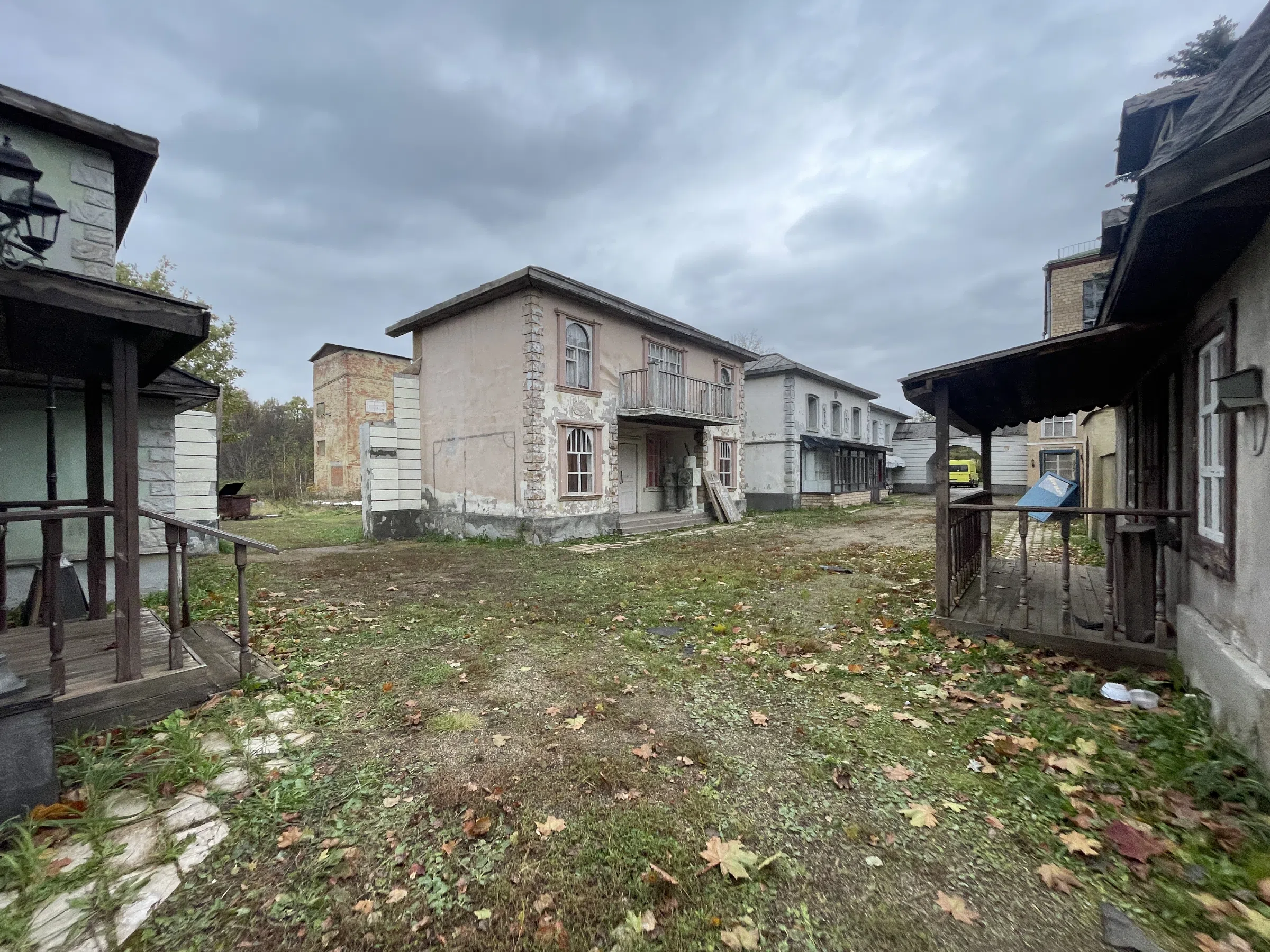 Городок-декорация у церкви, фото 5