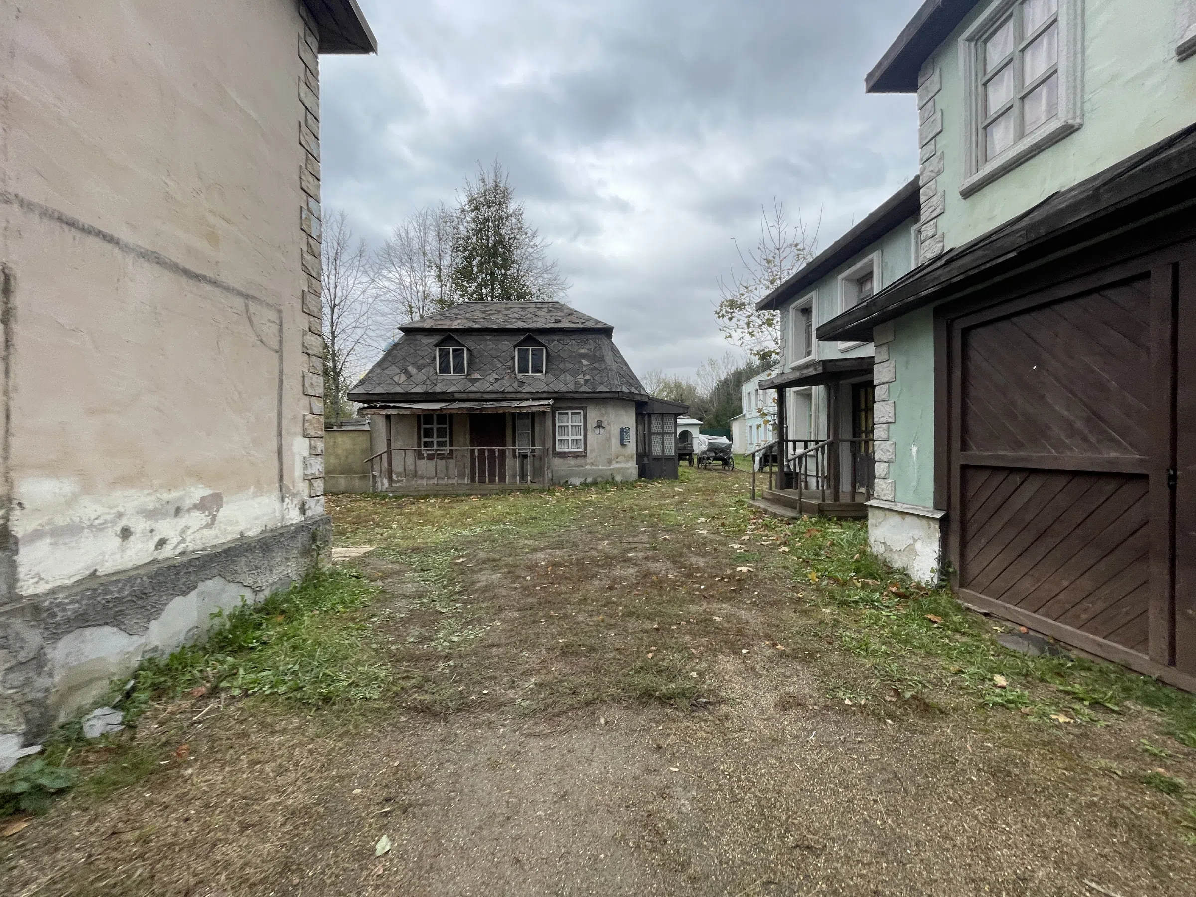 Городок-декорация у церкви, фото 7
