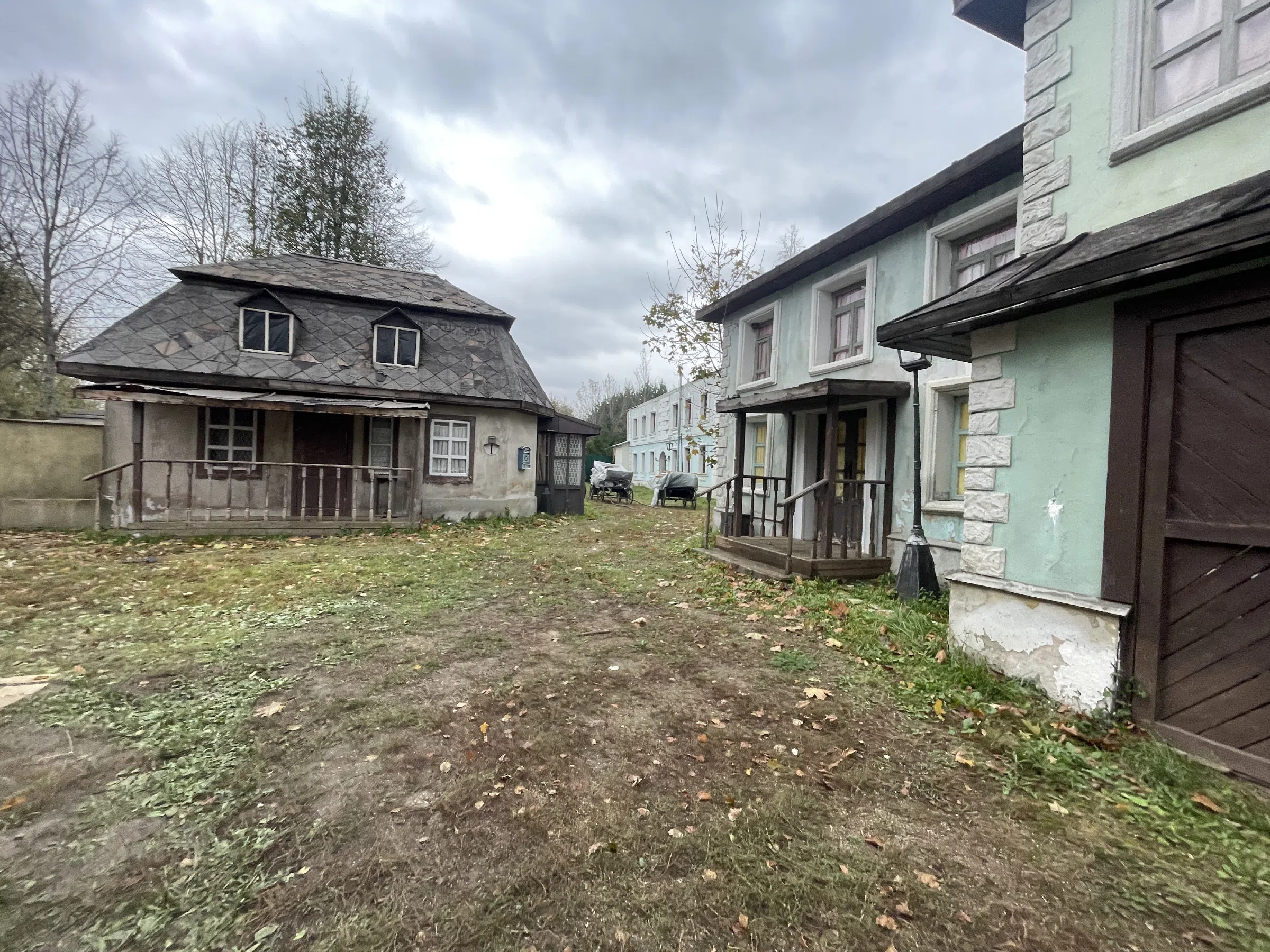 Городок-декорация у церкви, фото 8