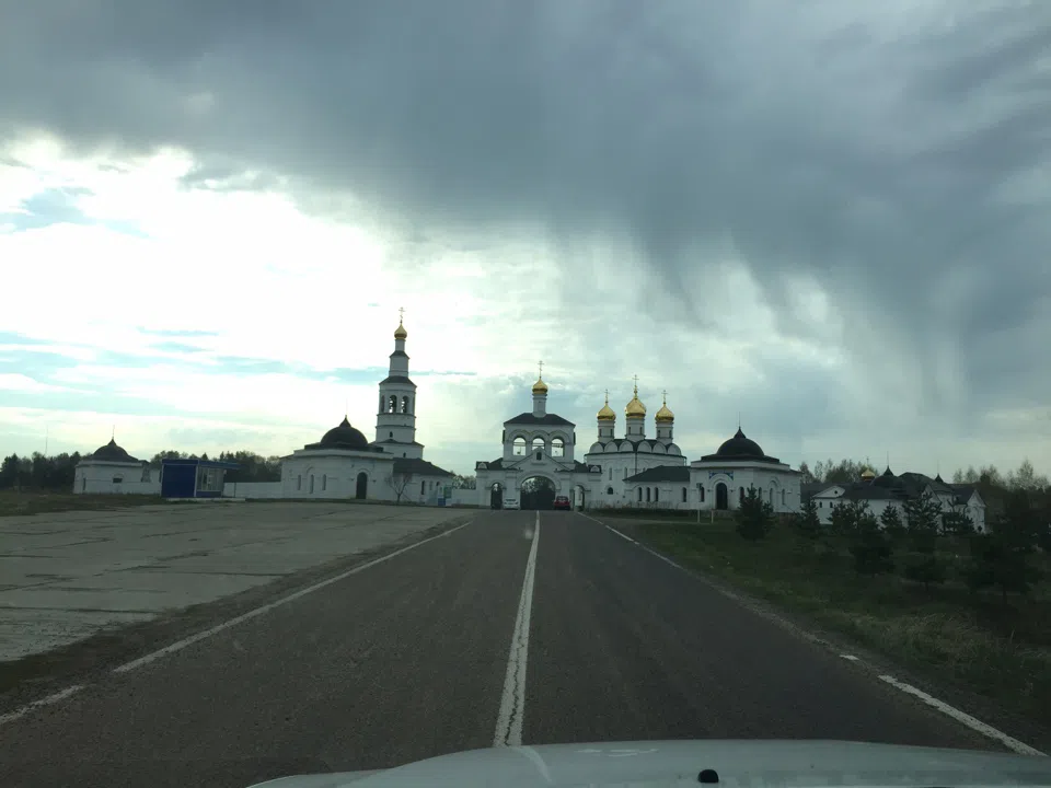 Белый монастырь в поле, фото 1