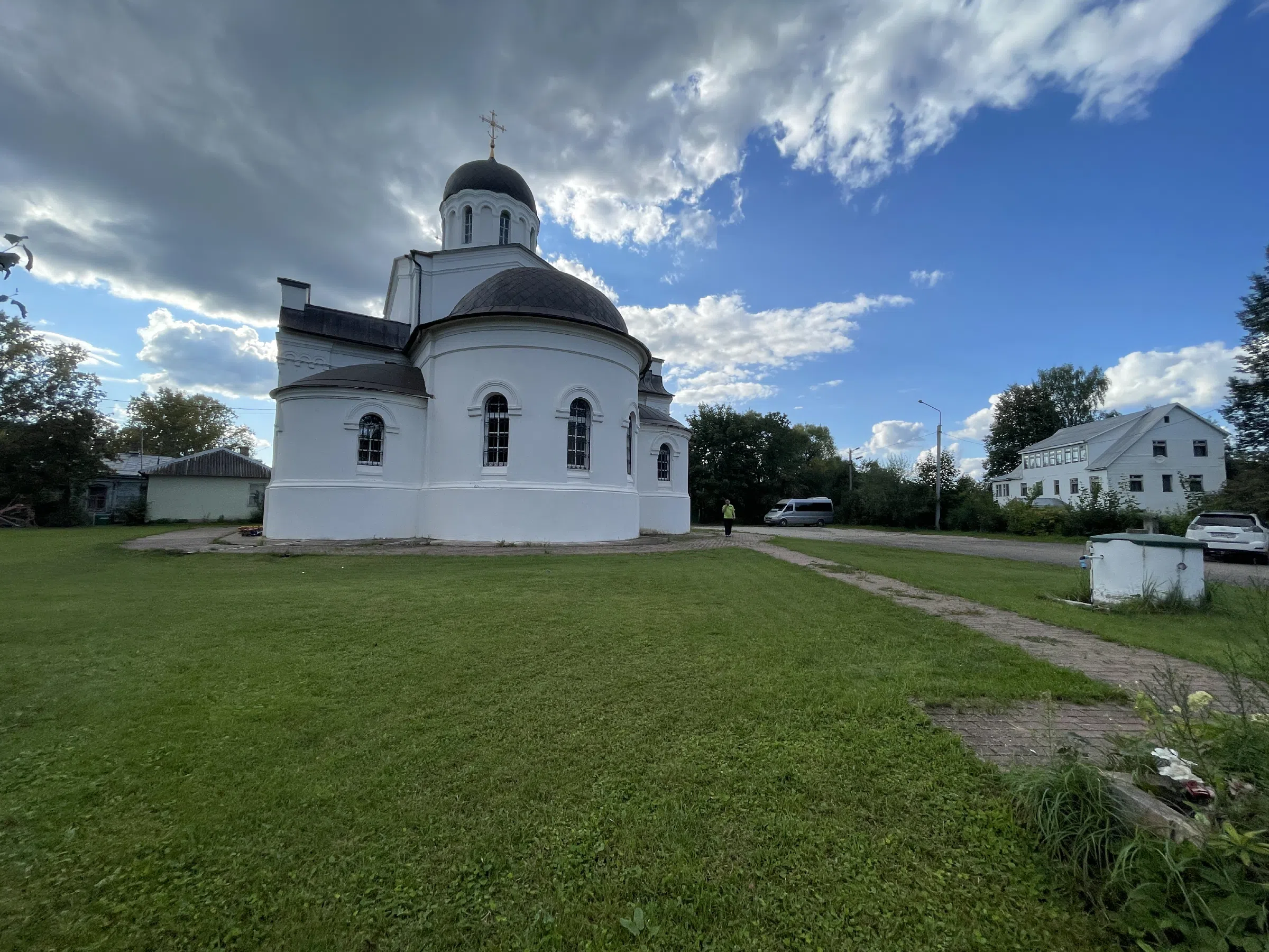 Белоснежный храм с куполами, фото 13