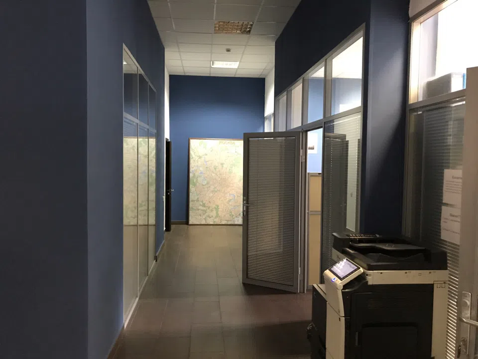 Офис с синими стенами, фото 2