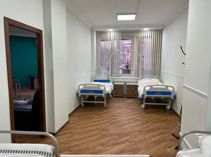 Офис с бирюзовой стеной, фото 1