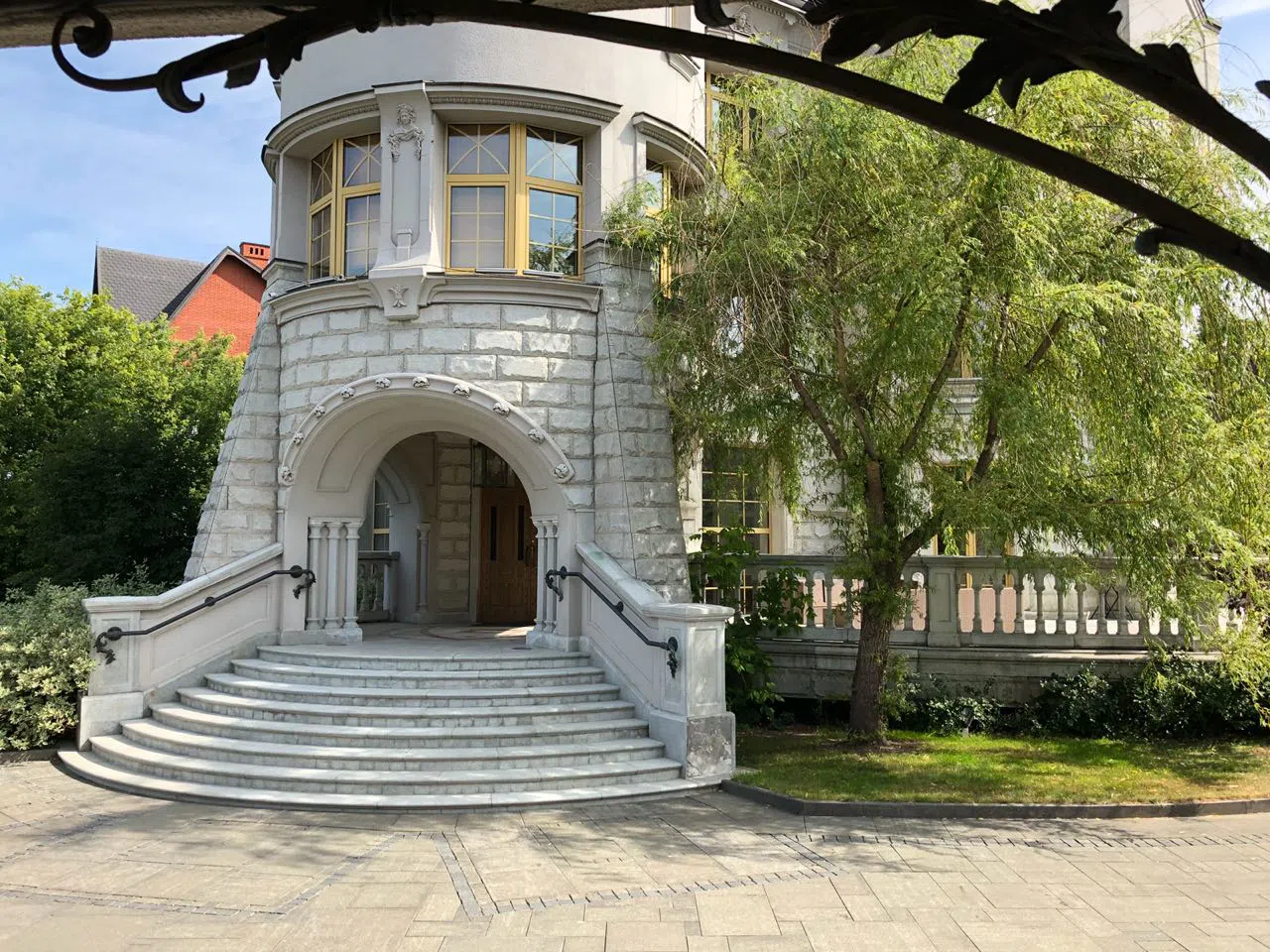 Парадный особняк с башенкой, фото 1