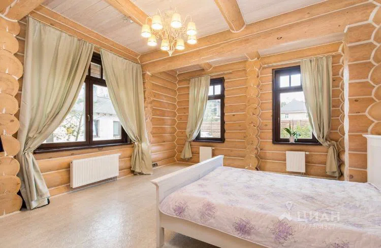 Деревянный дом с бревенчатыми стенами, фото 2