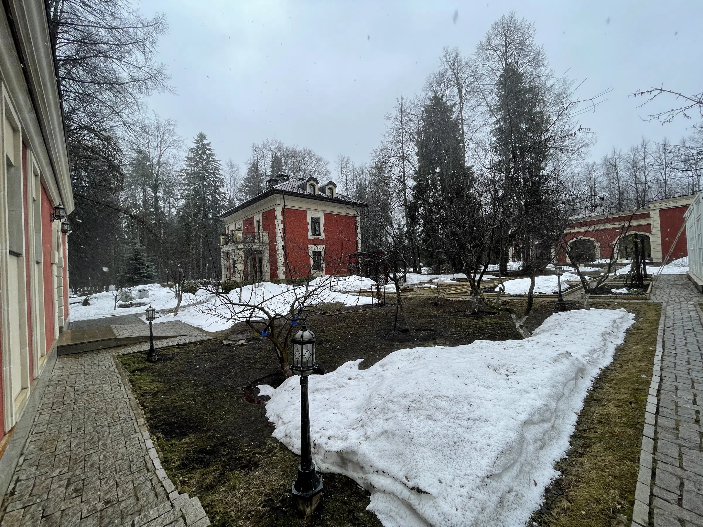 Красный особняк с арками, фото 5