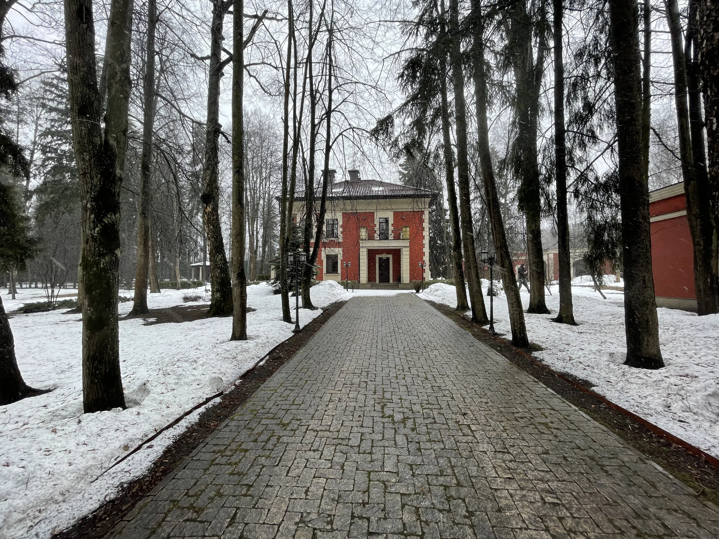 Красный особняк с арками, фото 10
