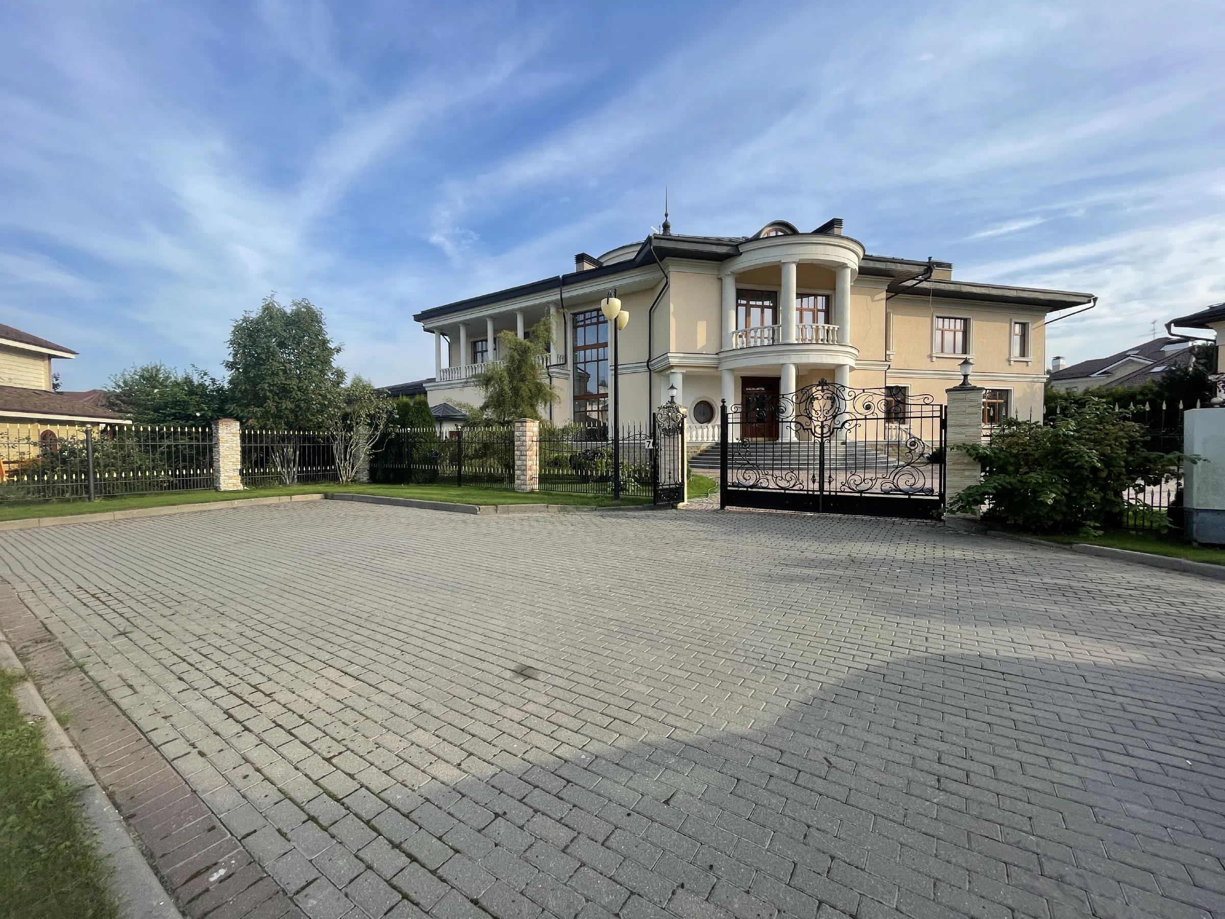 Колониальный особняк с балконами, фото 2