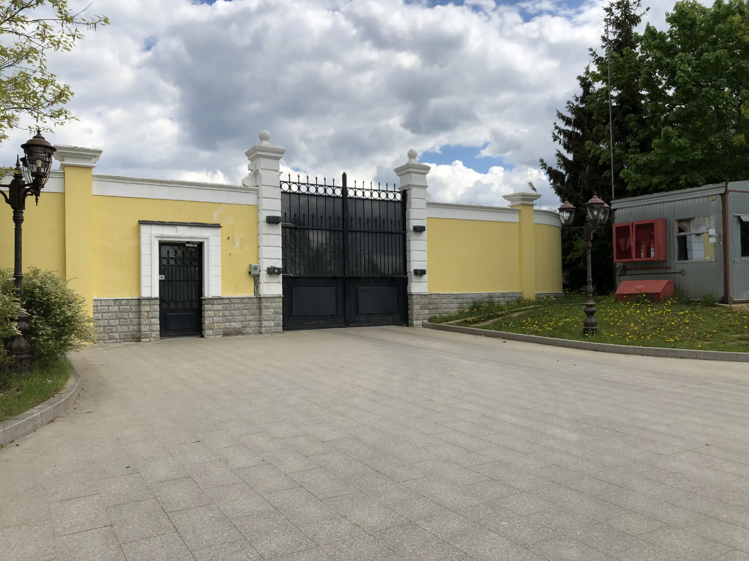 Белая усадьба с куполом, фото 3
