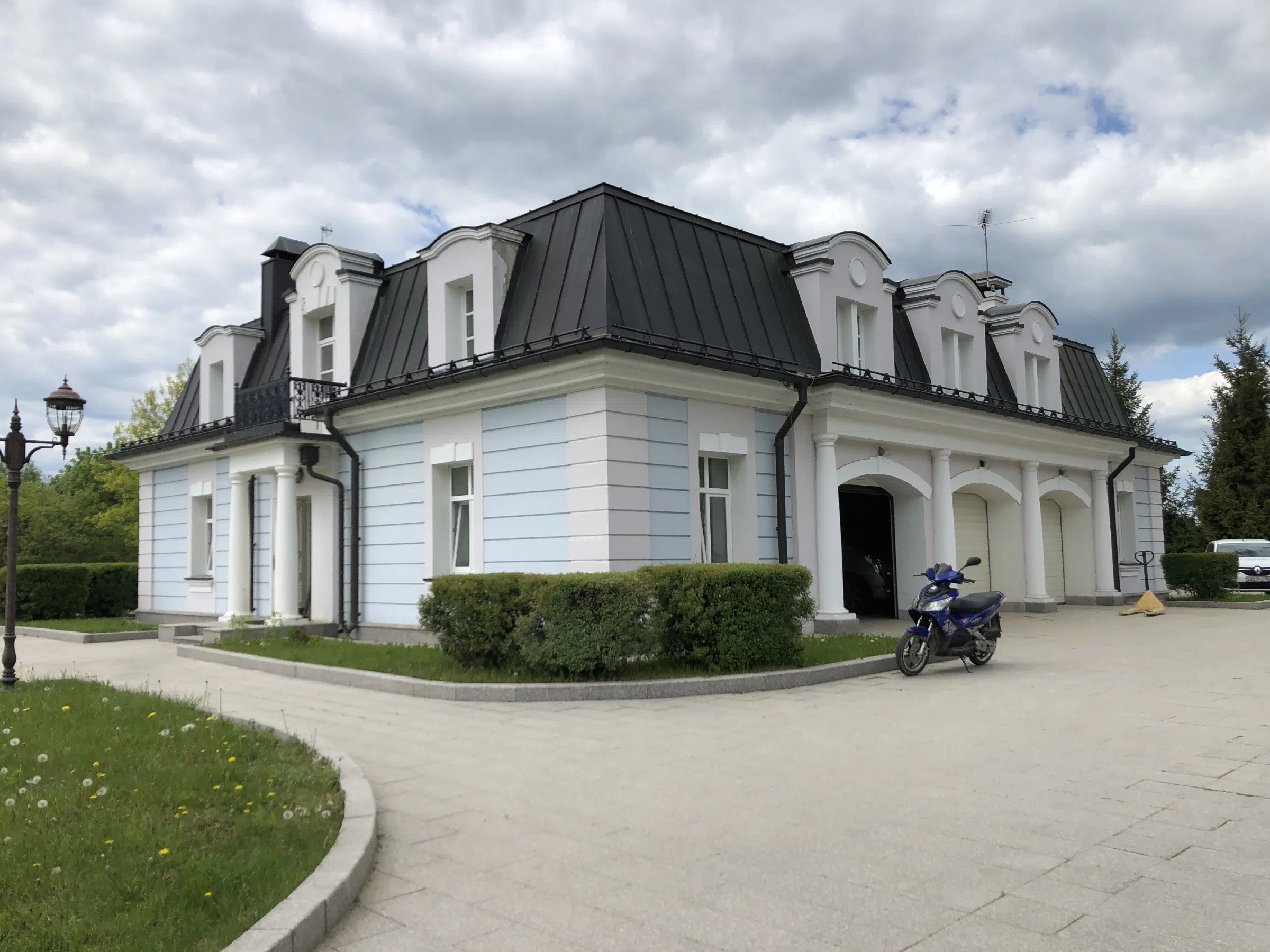 Белая усадьба с куполом, фото 2