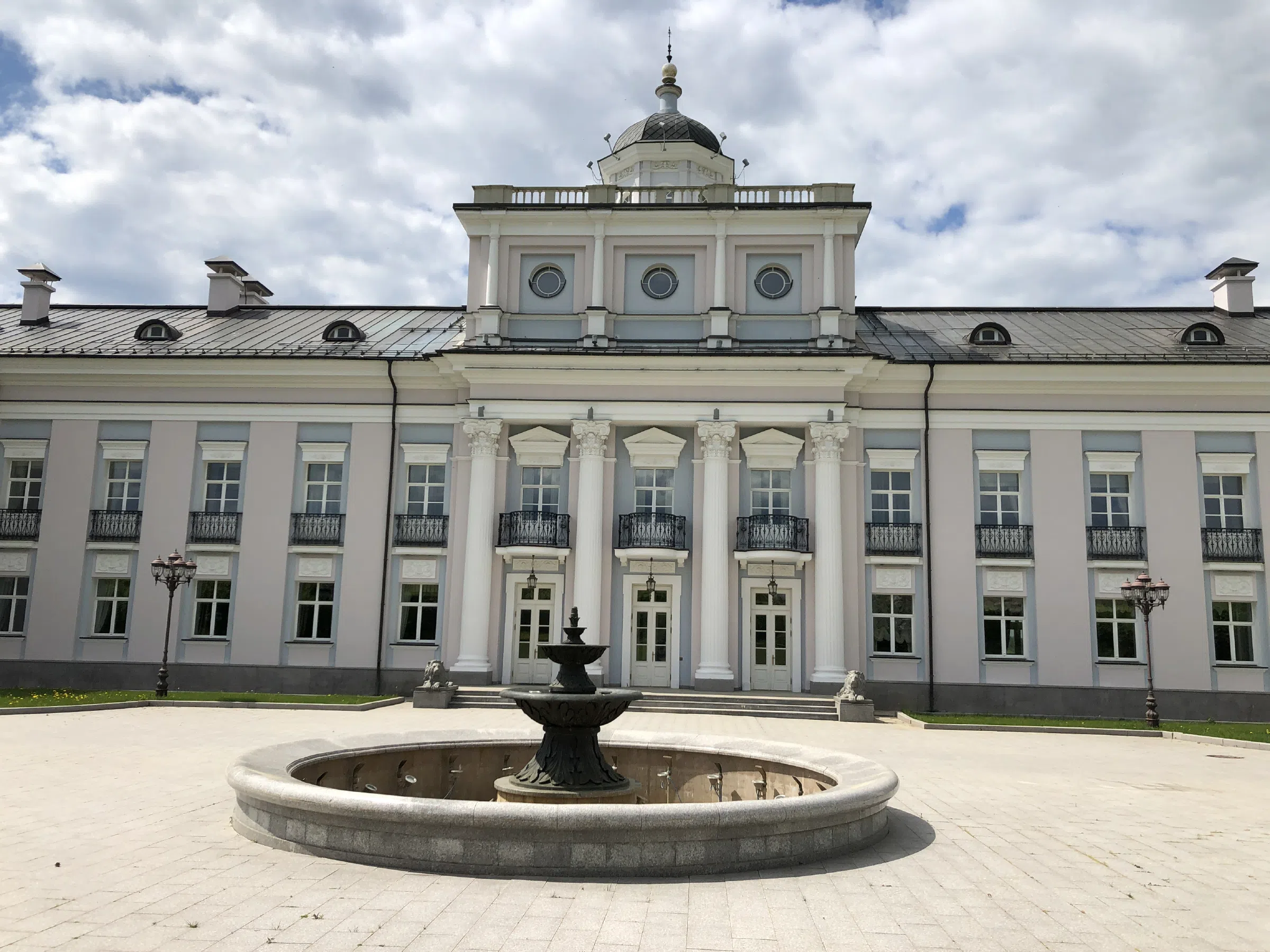 Белая усадьба с куполом, фото 13