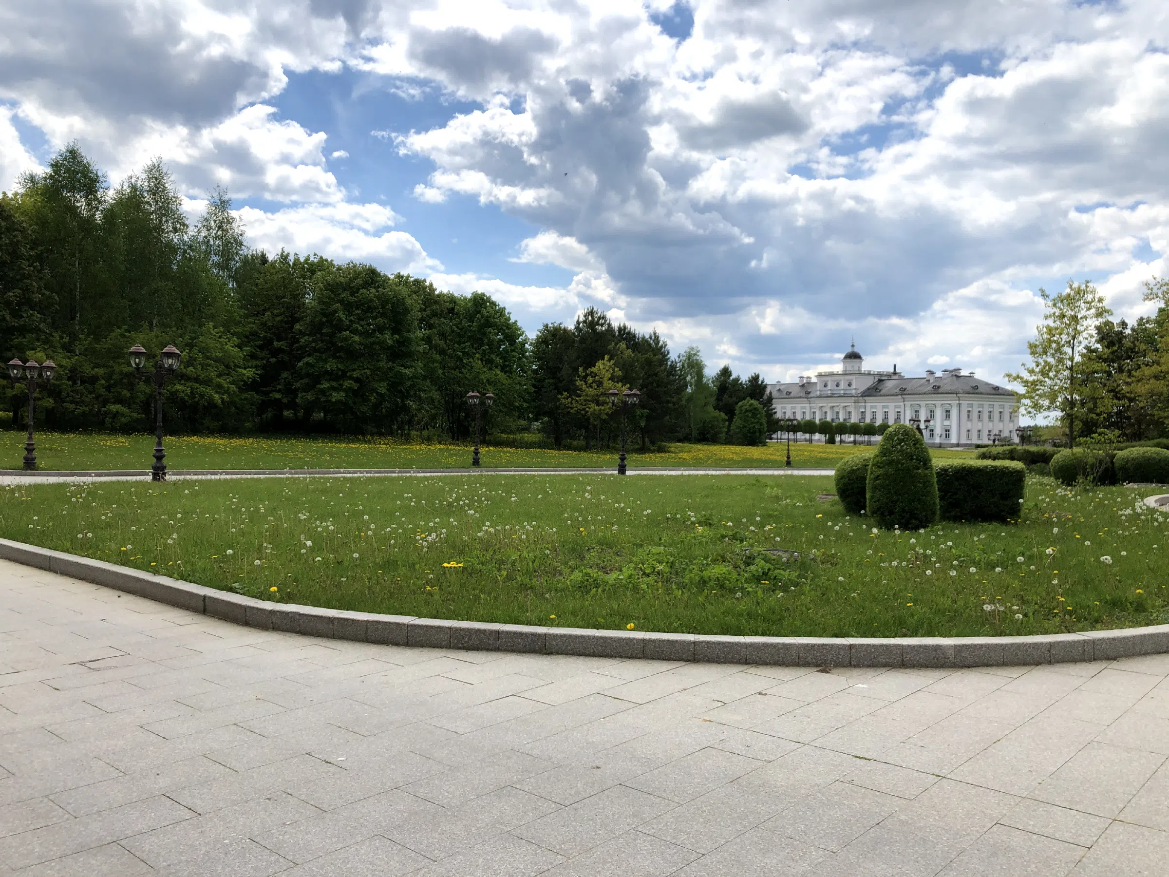 Белая усадьба с куполом, фото 1