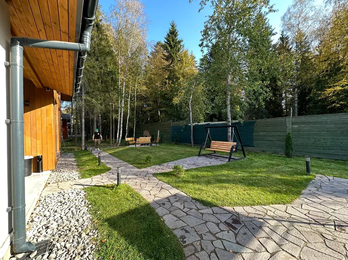 Современный деревянный дом с панорамными окнами, фото 10