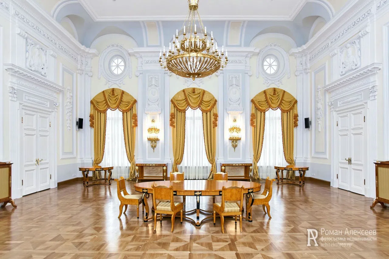 Театральный зал с окнами-розами, фото 1