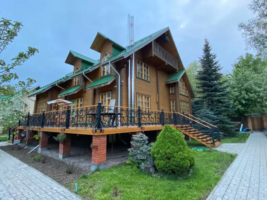 Деревянный дом с узорами, фото 13