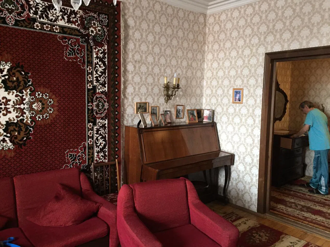 Сталинка с коврами и мебелью, фото 11