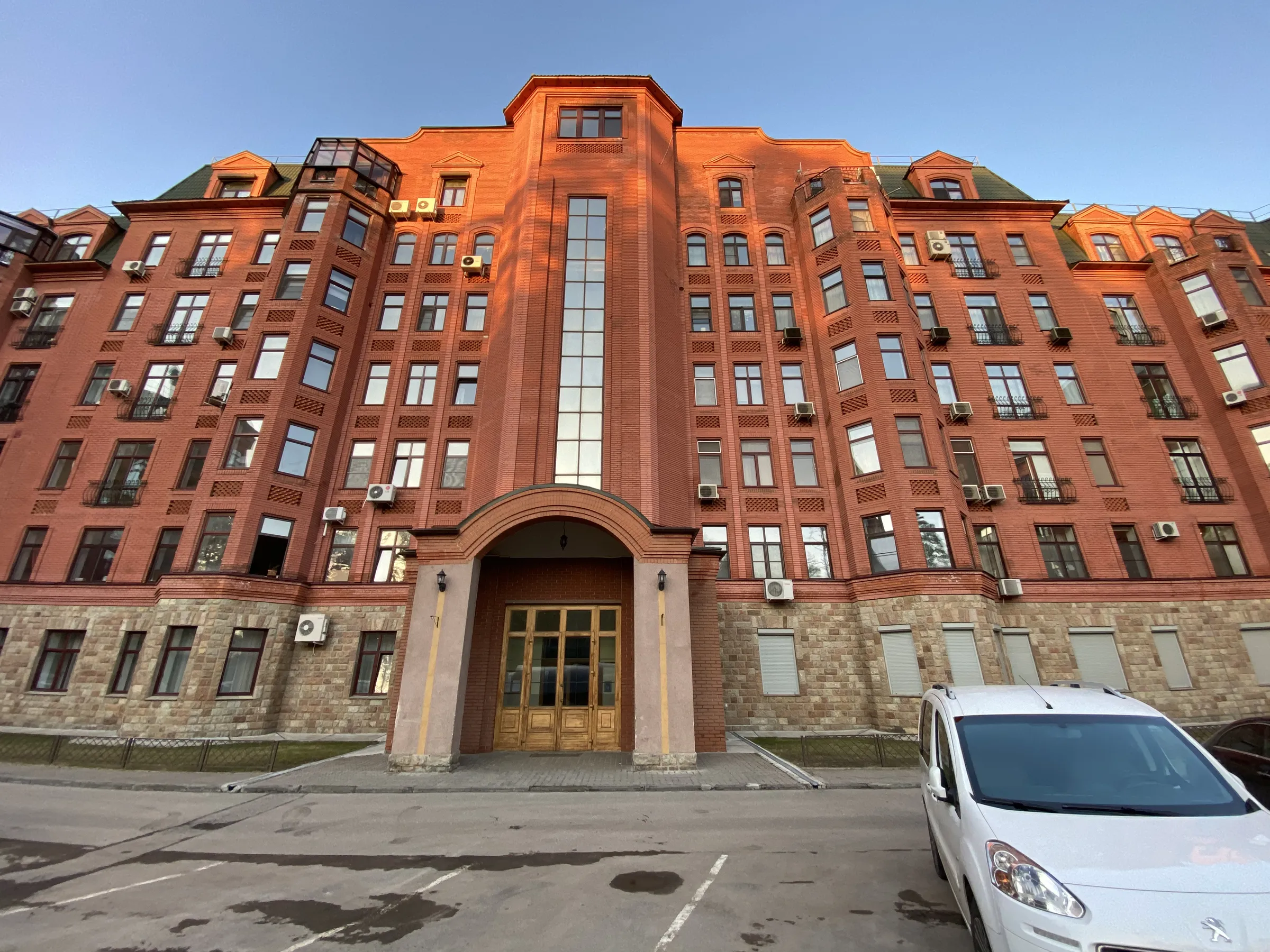 Кирпичный дом с замковыми башнями, фото 2
