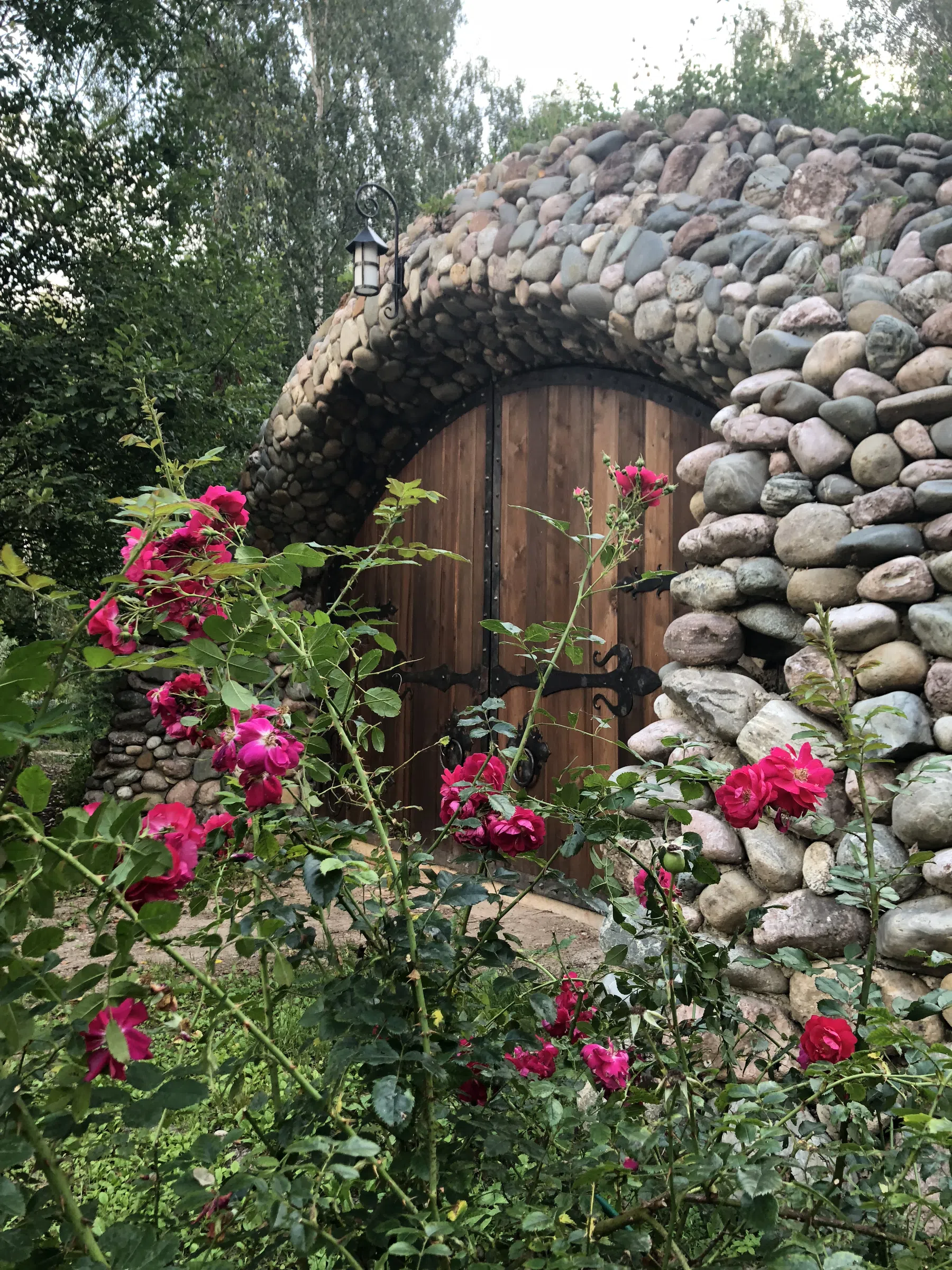 Каменное подземелье в лесу, фото 1