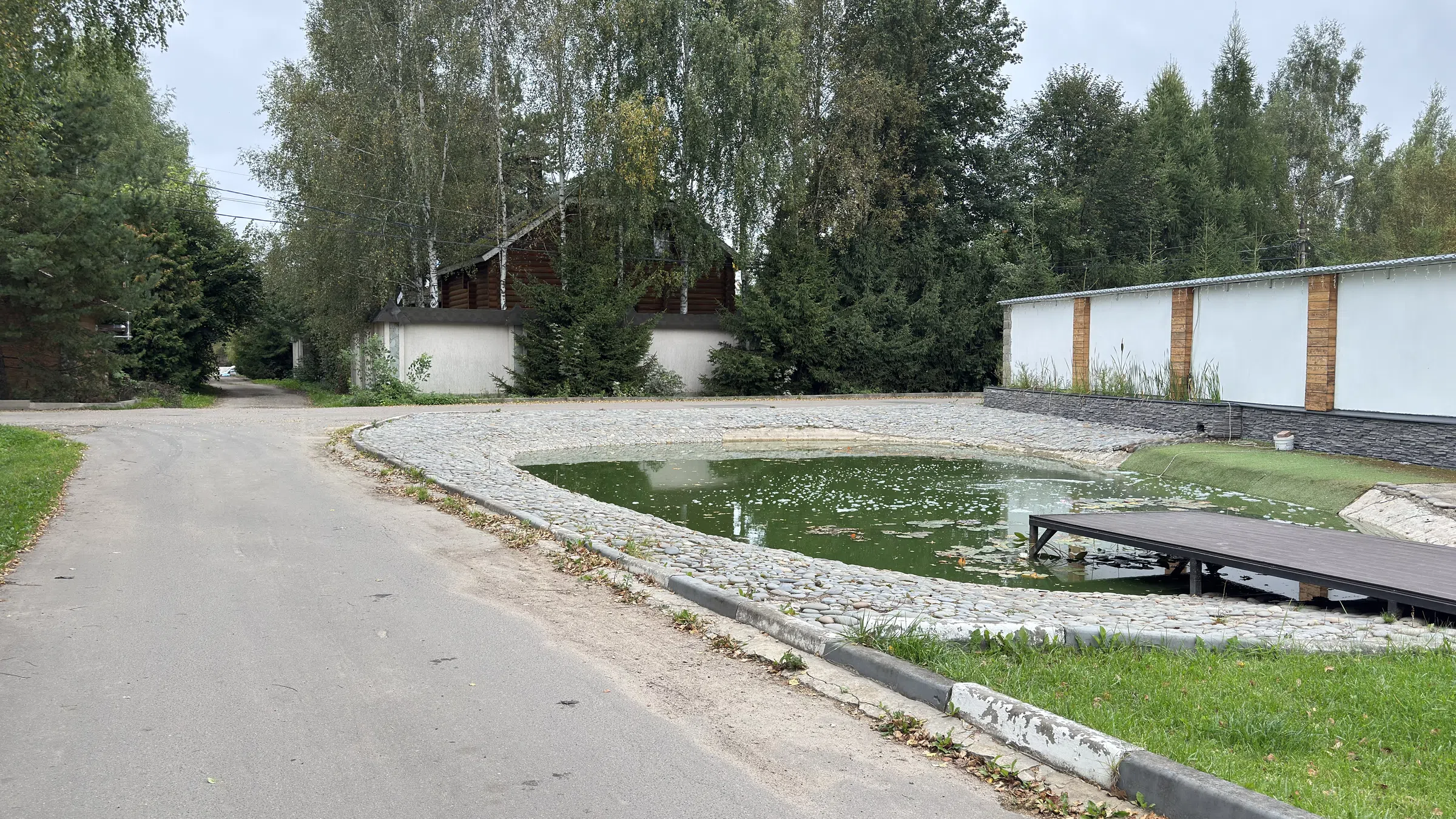 Дом у пруда с террасой, фото 1