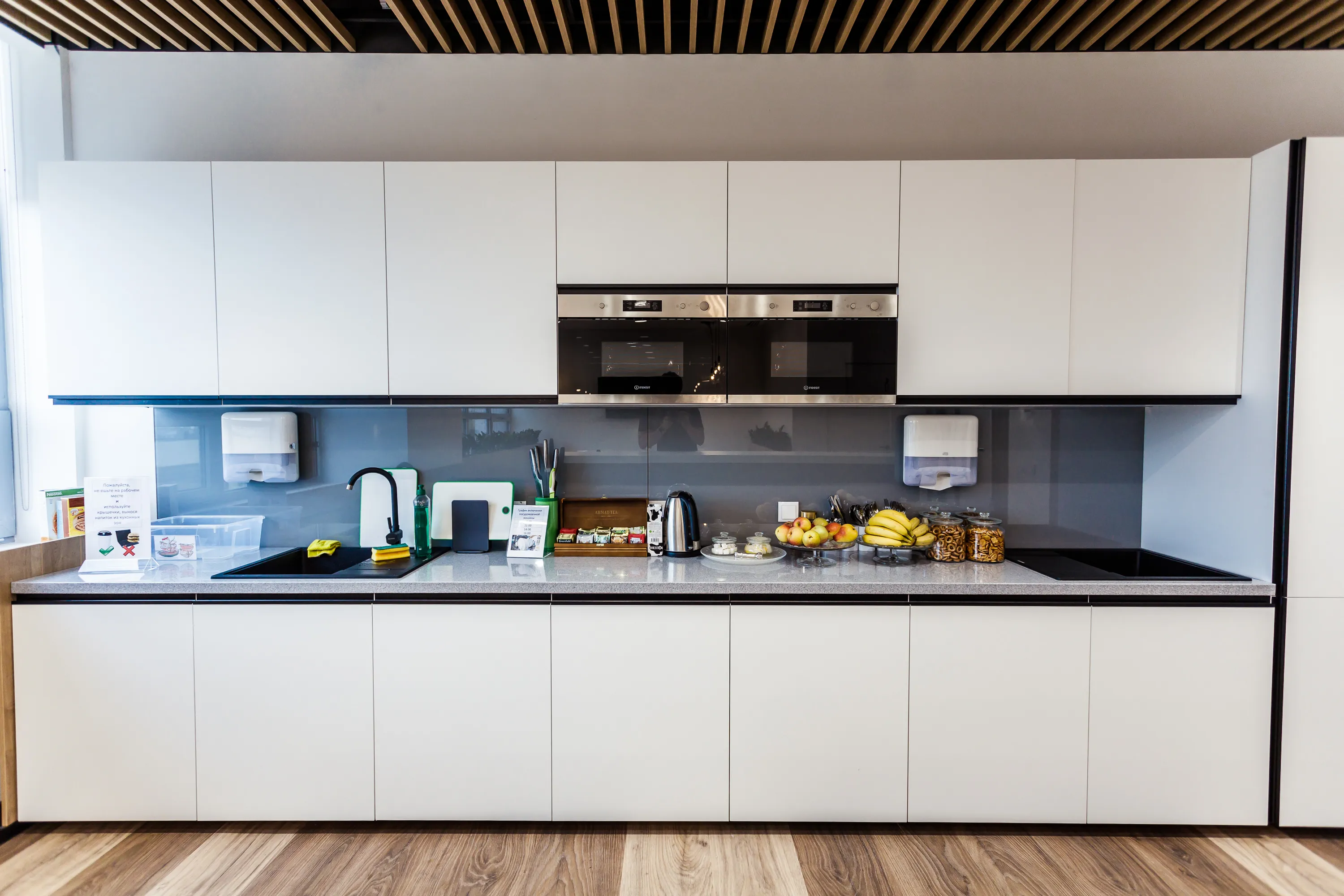 Светлая офисная столовая, фото 9