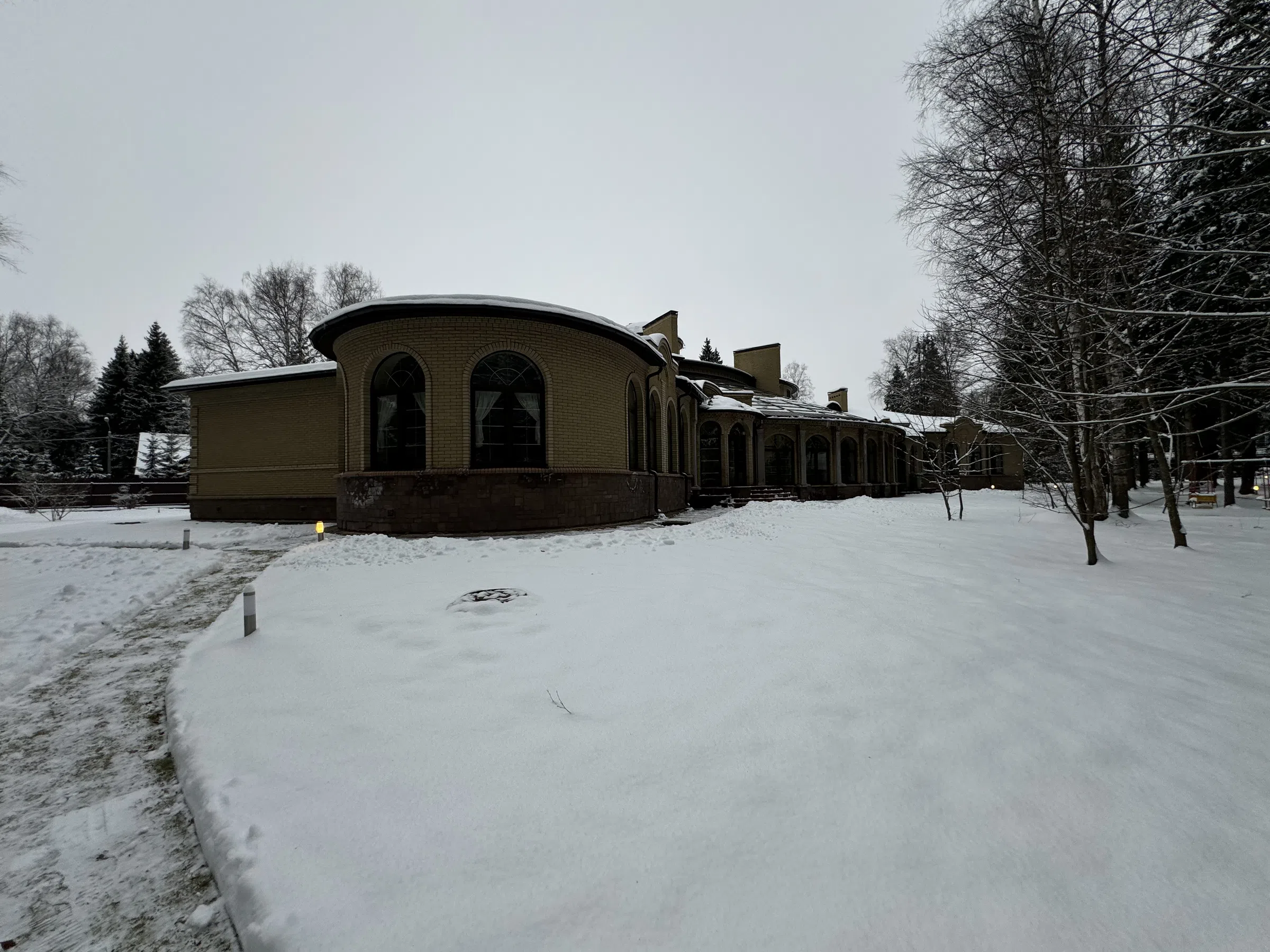 Загородный особняк с арками, фото 1