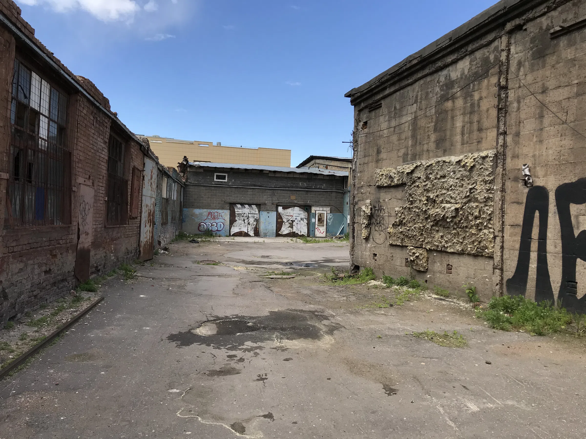 Кирпичная промзона с граффити, фото 23