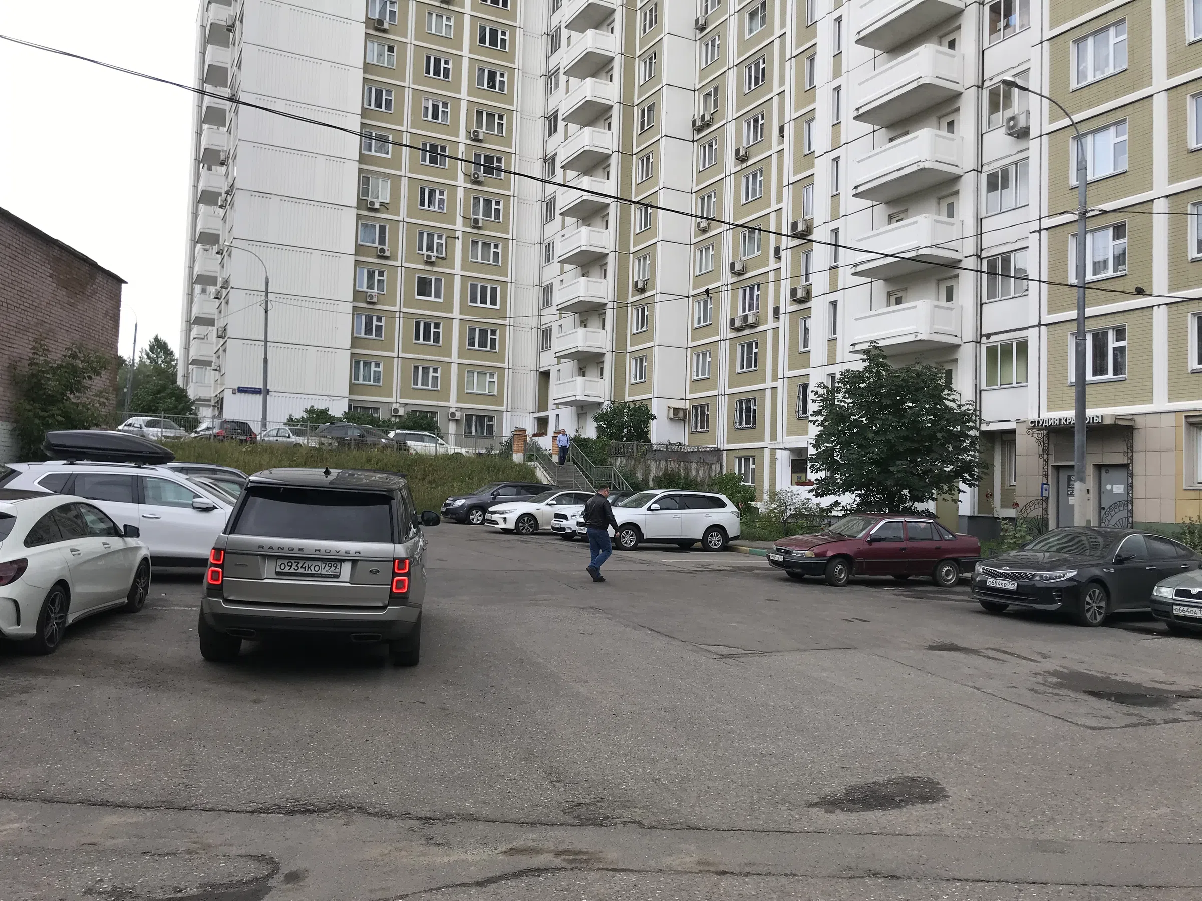 Парковка у многоэтажки, фото 1