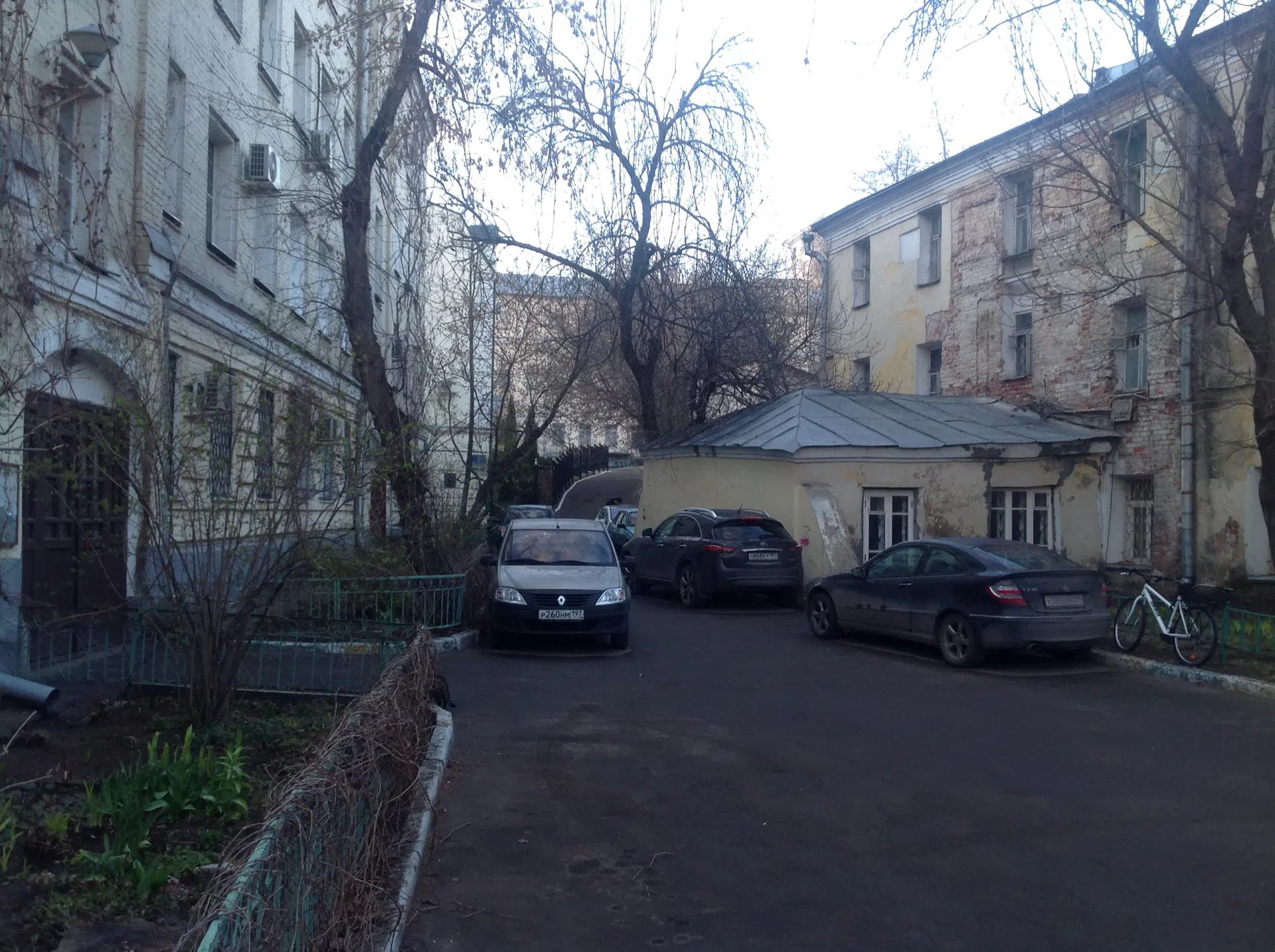 Двор сталинки с березами, фото 7