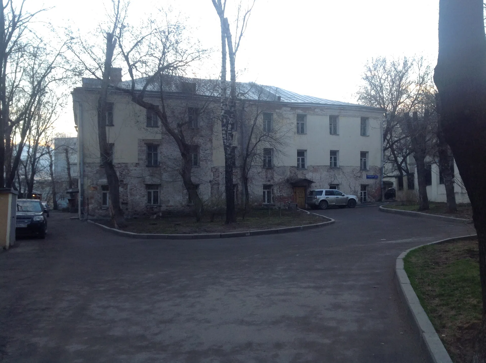 Двор сталинки с березами, фото 9