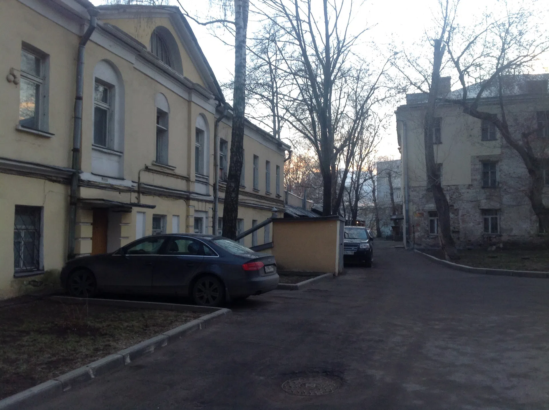 Двор сталинки с березами, фото 1